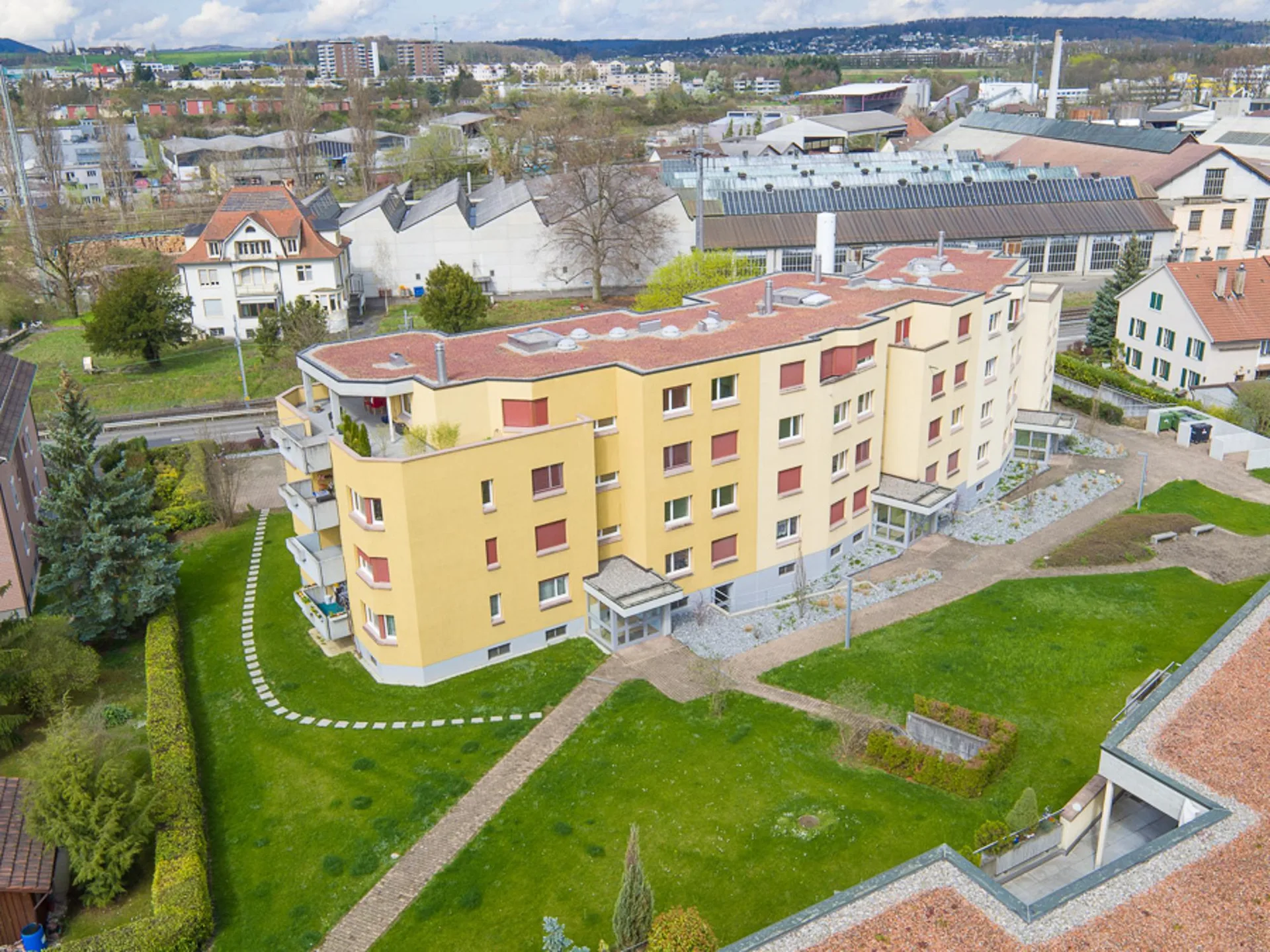 Balkon mit Abendsonne, moderne Küche offen zu Wohnzimmer