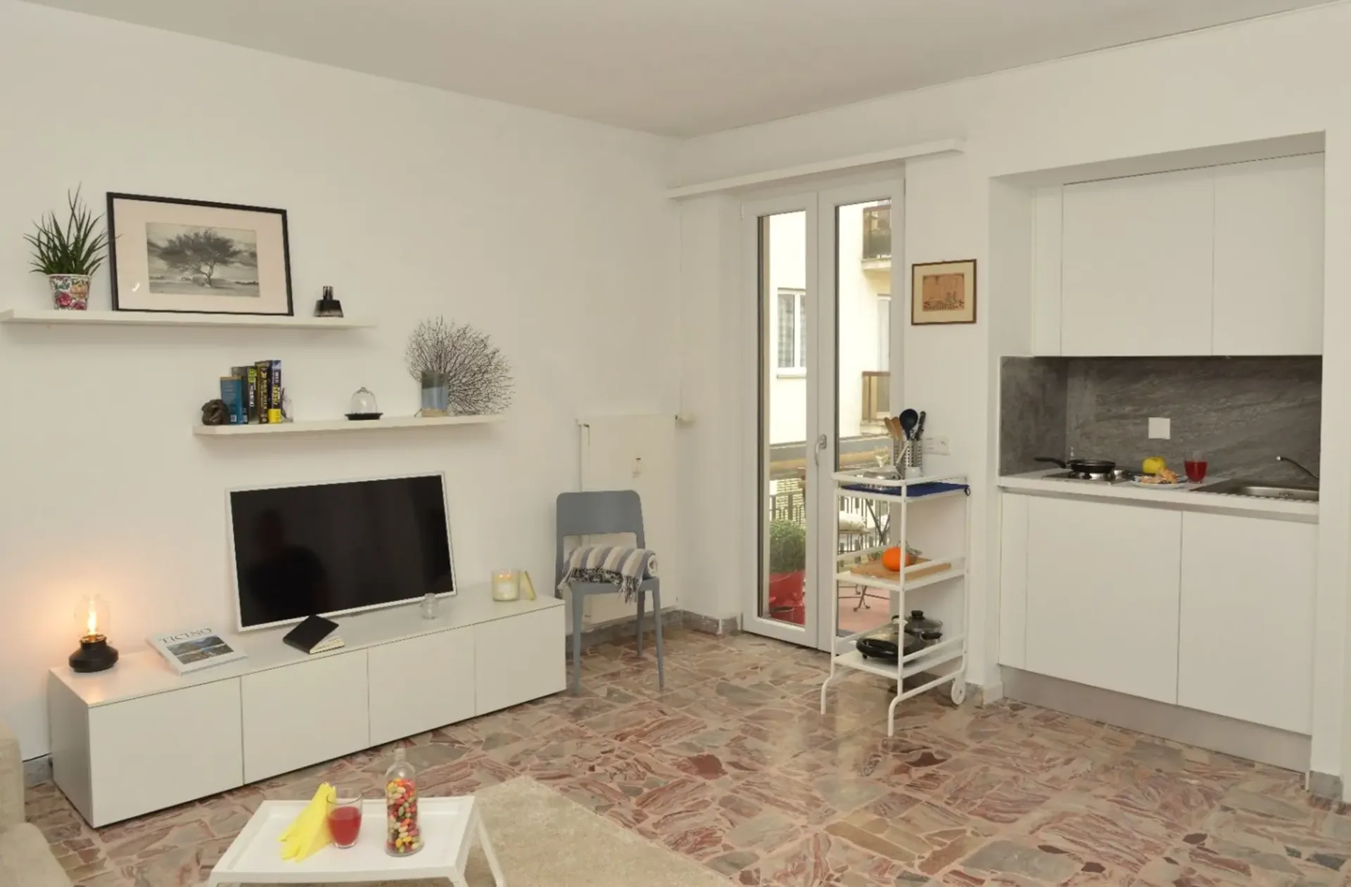 Einzimmerwohnung mit Möbeln und Balkon in Paradiso