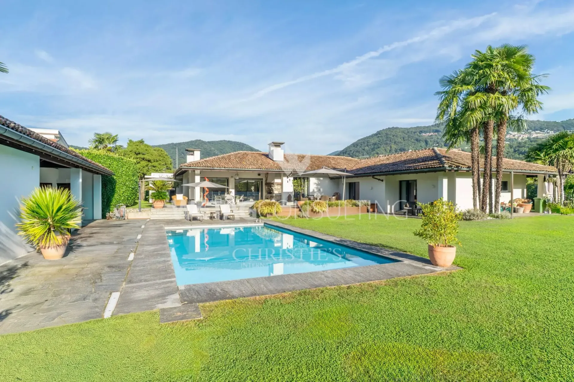 Lugano-Magliaso: Elegante Villa mit Pool, umgeben von Grün, inklusive Gäste-Dépendance