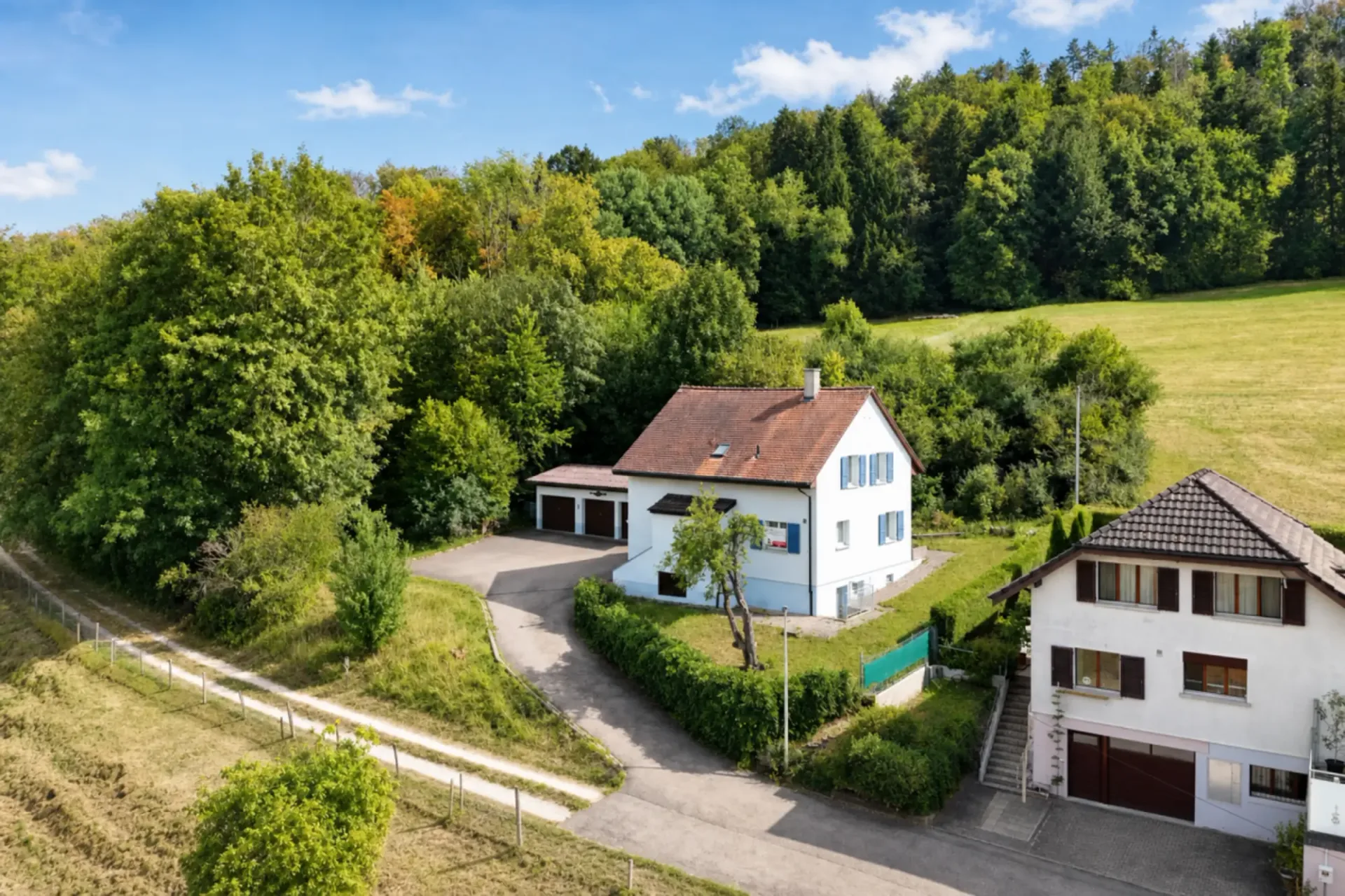 gepflegtes Einfamilienhaus mit drei Garagen und Umschwung