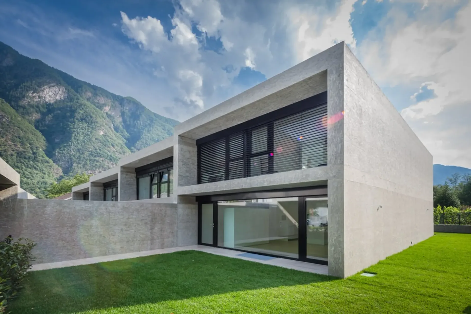 GRONO ZU VERMIETEN/VERKAUFEN, LETZTES HAUS IN REIHE MIT HOHEM STANDARD