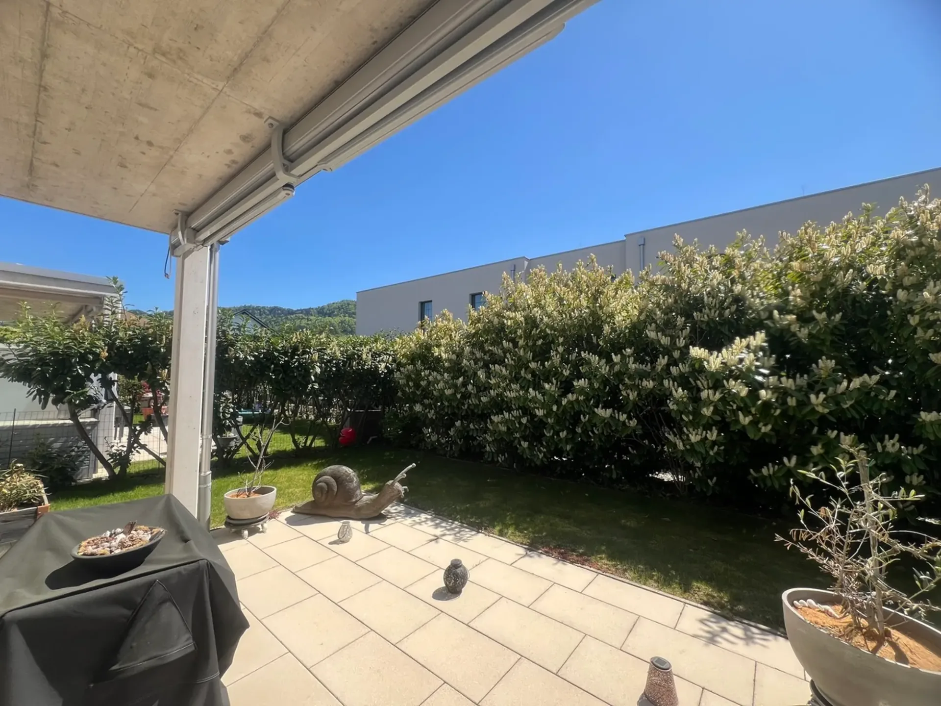 Hochwertige 2.5-Zi-Gartenwohnung mit Autoeinstellplatz und Hobbyraum