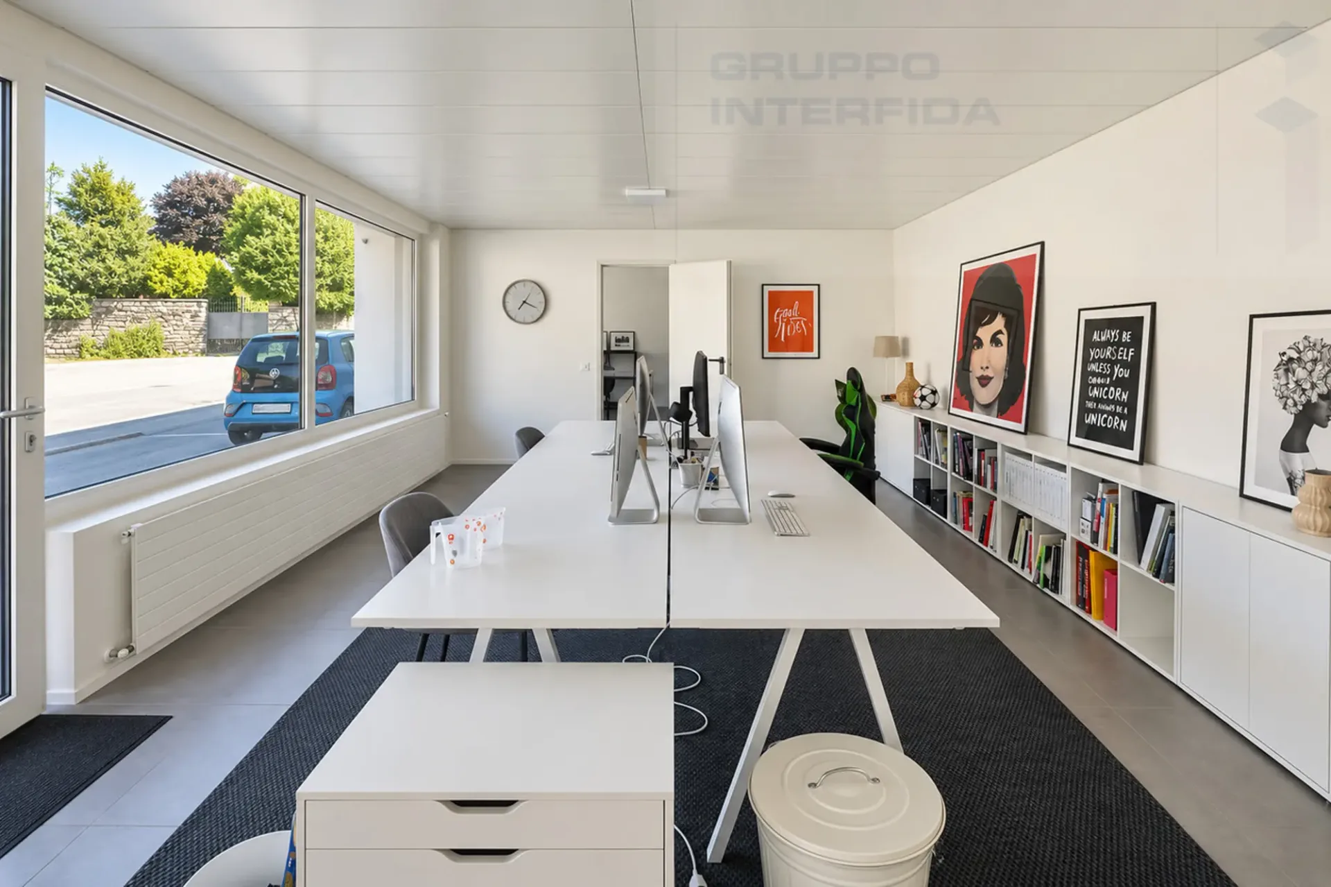 BUREAU RÉNOVÉ AVEC VITRINES
