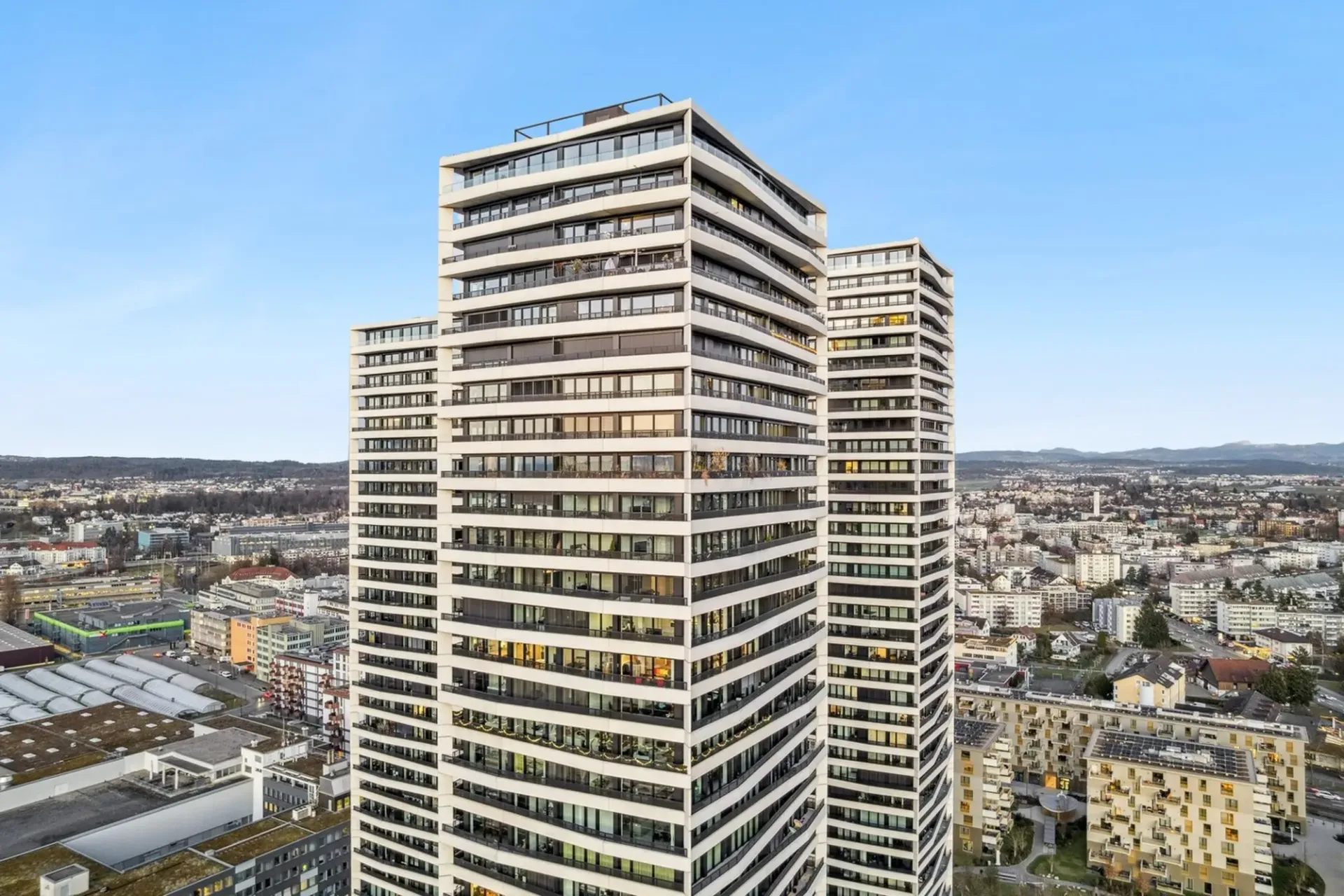 Exklusive Eigentumswohnung mit Panoramaaussicht im 23. Stock des Hauses C der Three Point-Wohntürme