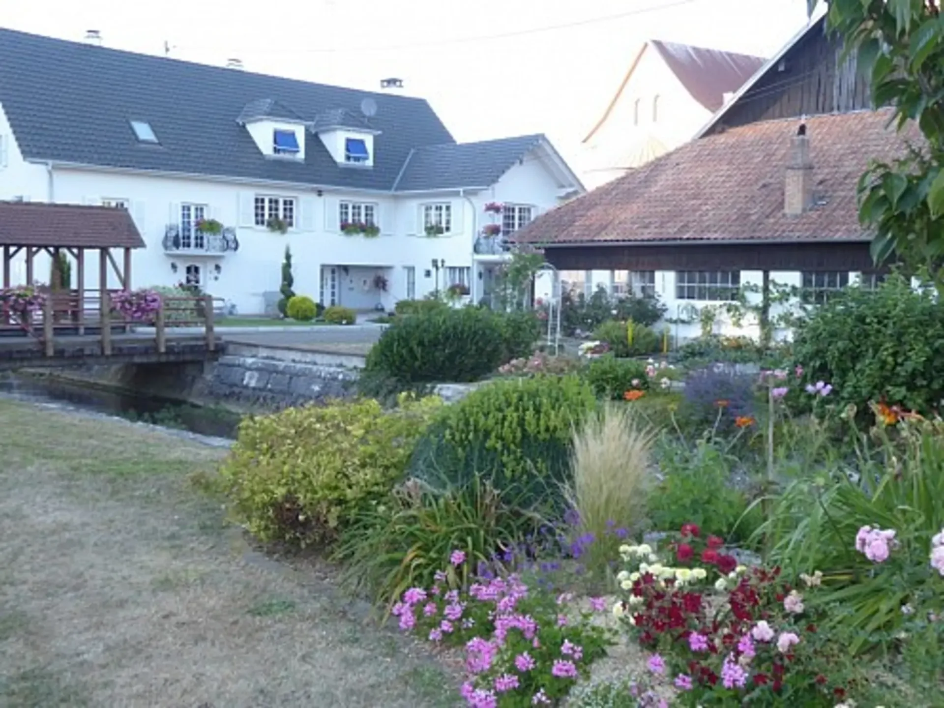 Réf: 11184*** Secteur Leymen / Oltingue: Ensemble d'env. 445 m² divisée en 4 appartements (2 gîtes)