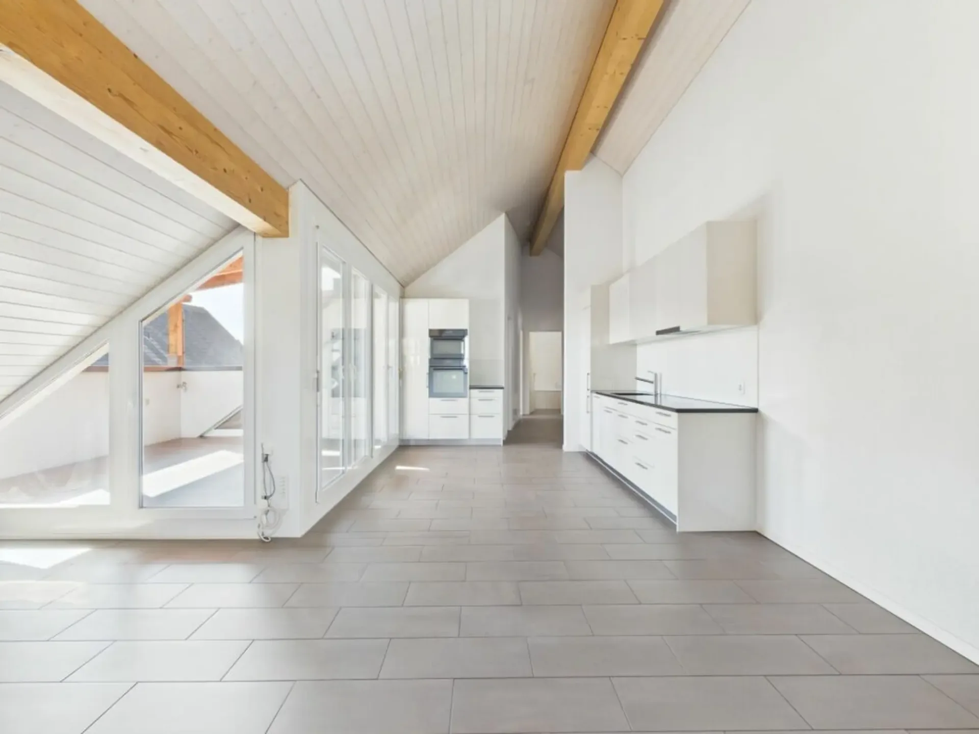 MODERNER AUSBAU UND GROSSZÜGIGES RAUMGEFÜHL