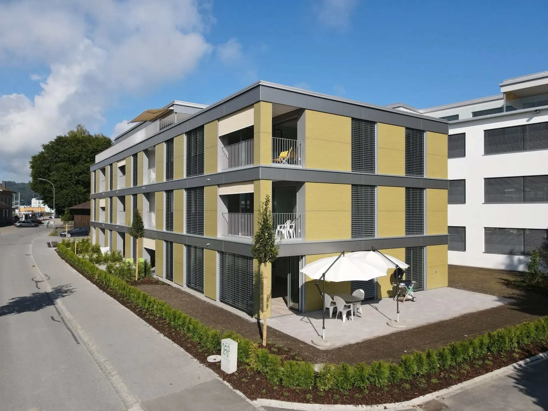 moderne komfortable 3.5-Zimmer-Wohnung mit sonniger Loggia, eigenem Wäschetrockner und Lift