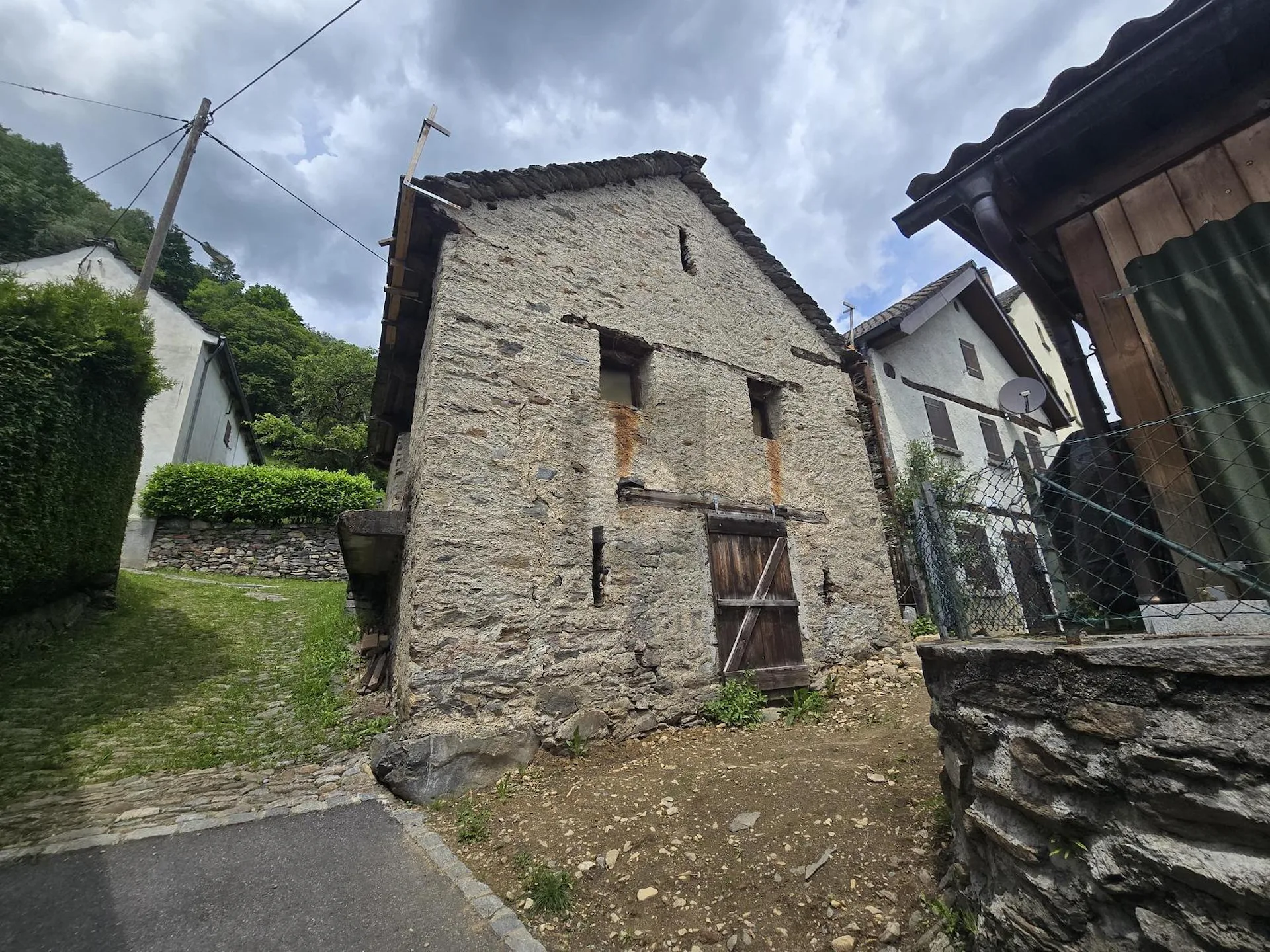 TRANQUILLA E SOLEGGIATA DA RISTRUTTURARE