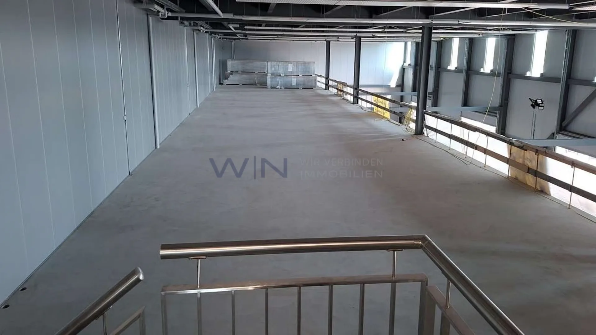 Flexible Industriehalle mit moderner Mezzanine
