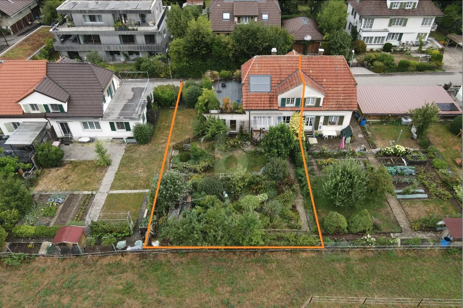 NATURNAH MIT GROSSEM GARTEN