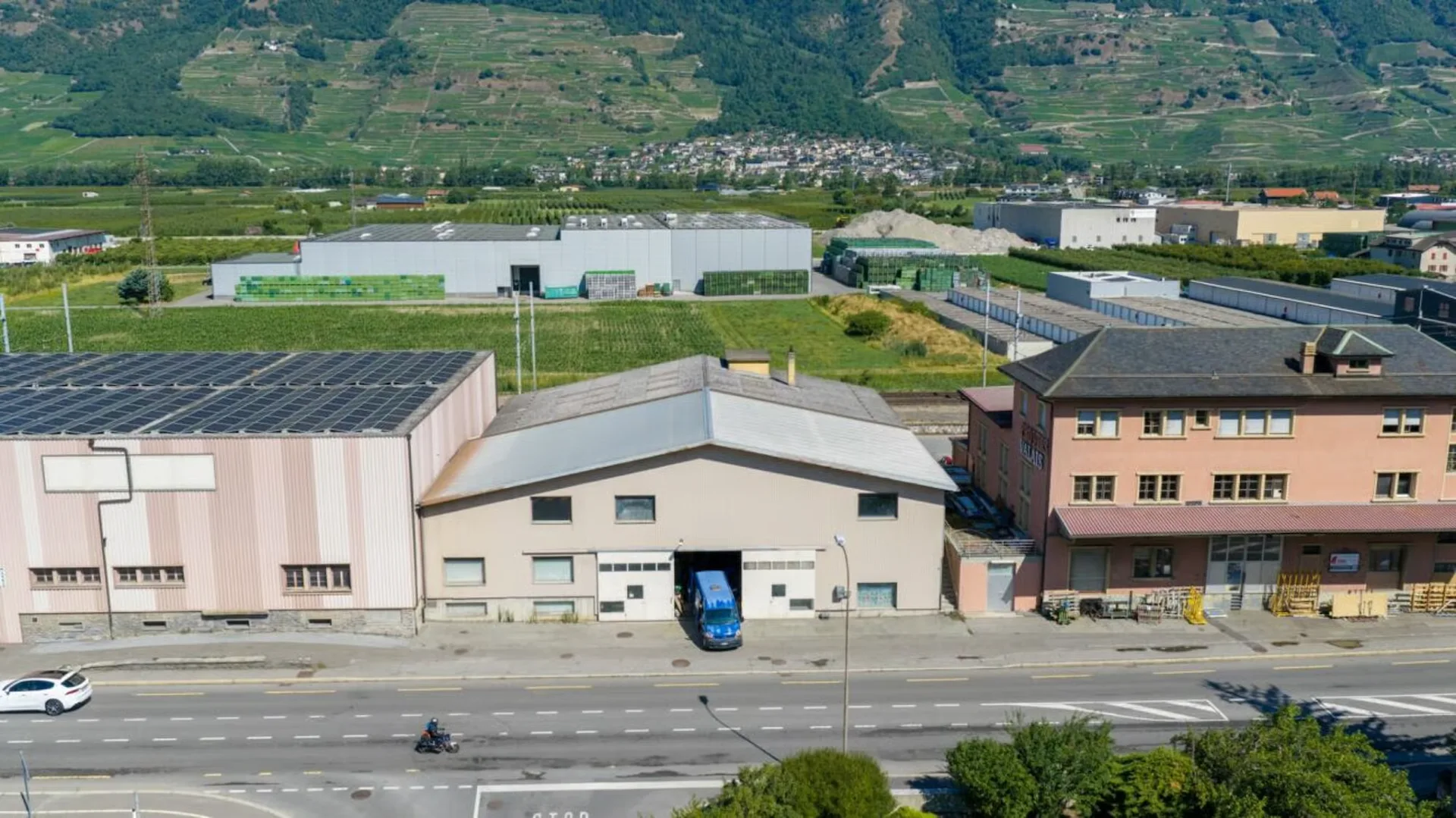 Halle commerciale à vendre