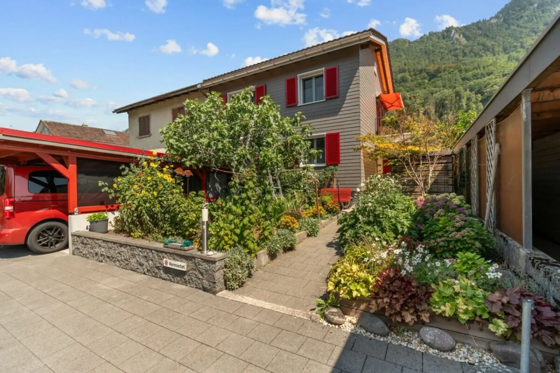 Charming, modernized semi-detached house with plenty of green space