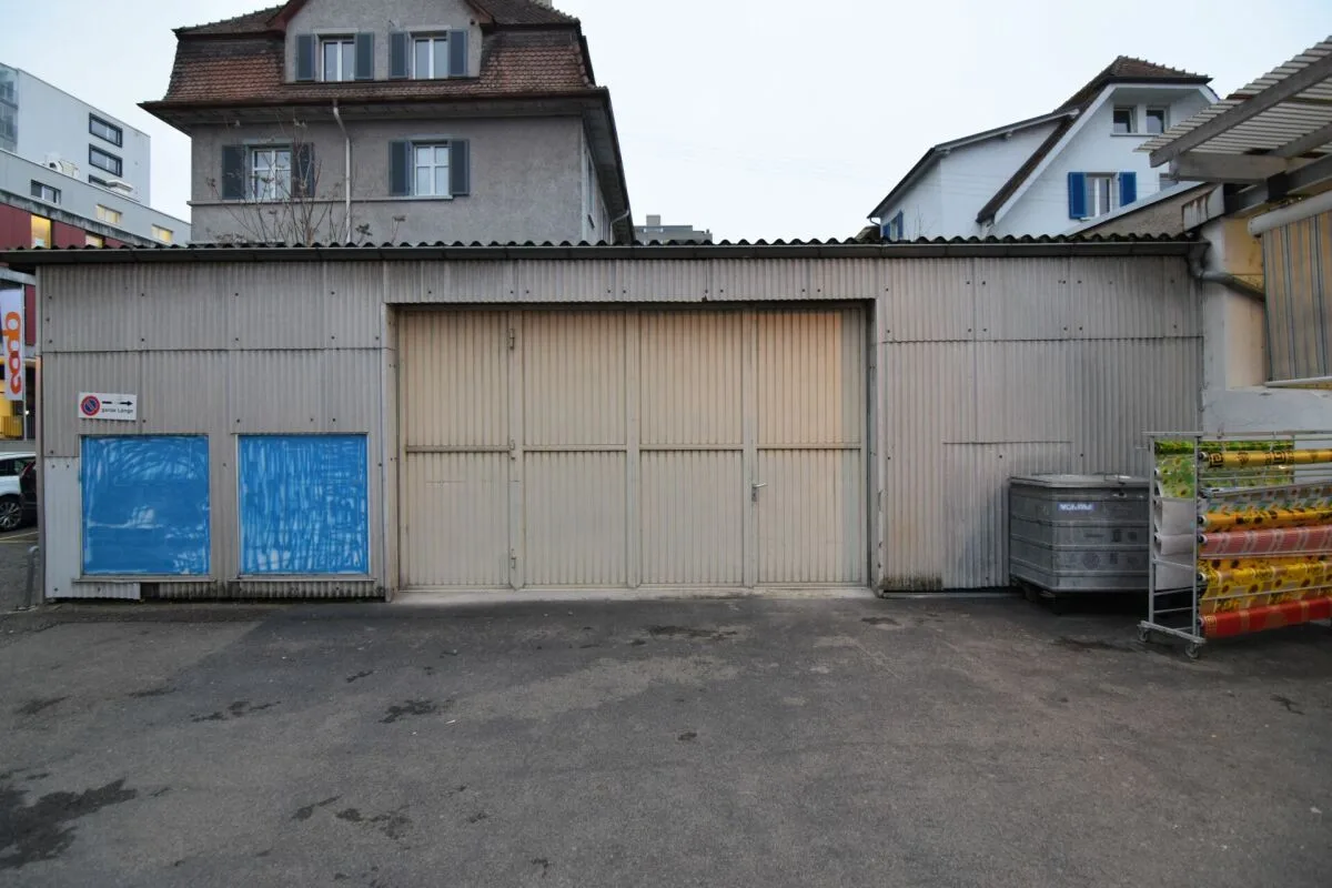 Entrepôt au centre de Neuhausen
