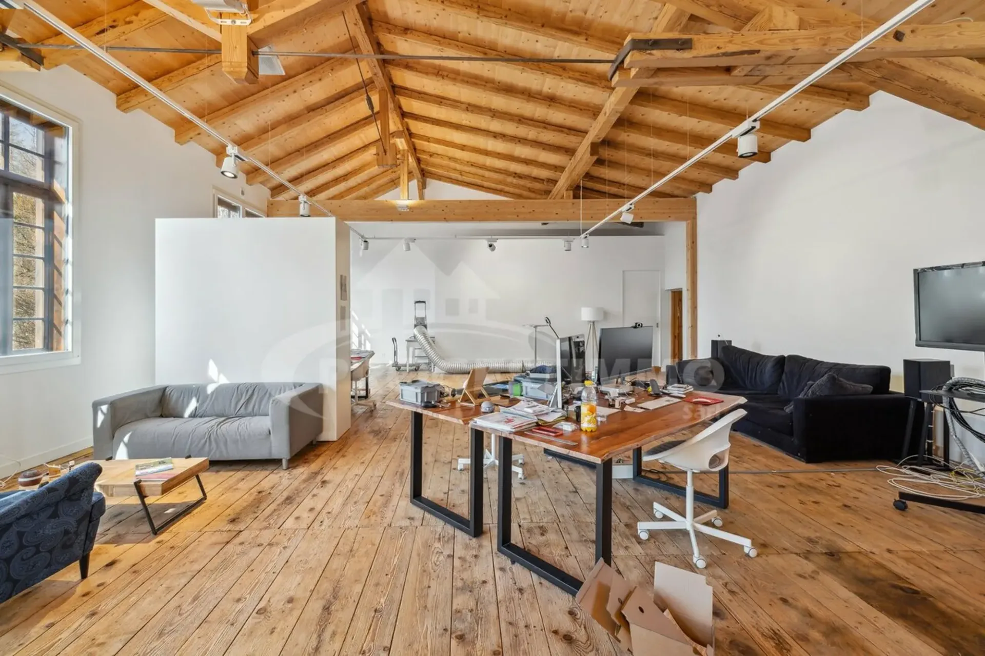 TRES BELLE OPPORTUNITE AVEC DE BELLES SURFACES