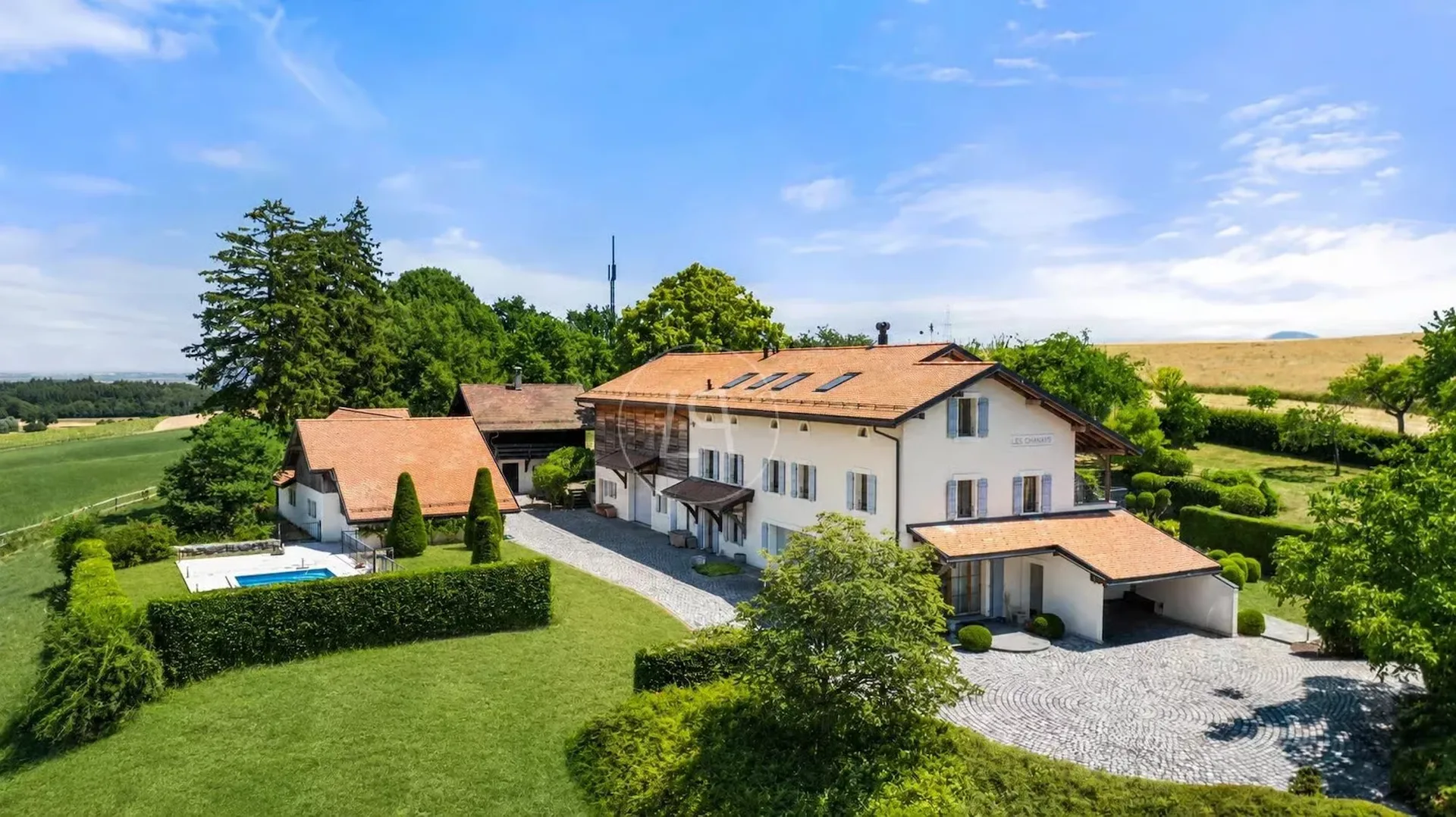 Elegant renovated farm with pool, close to Rolle