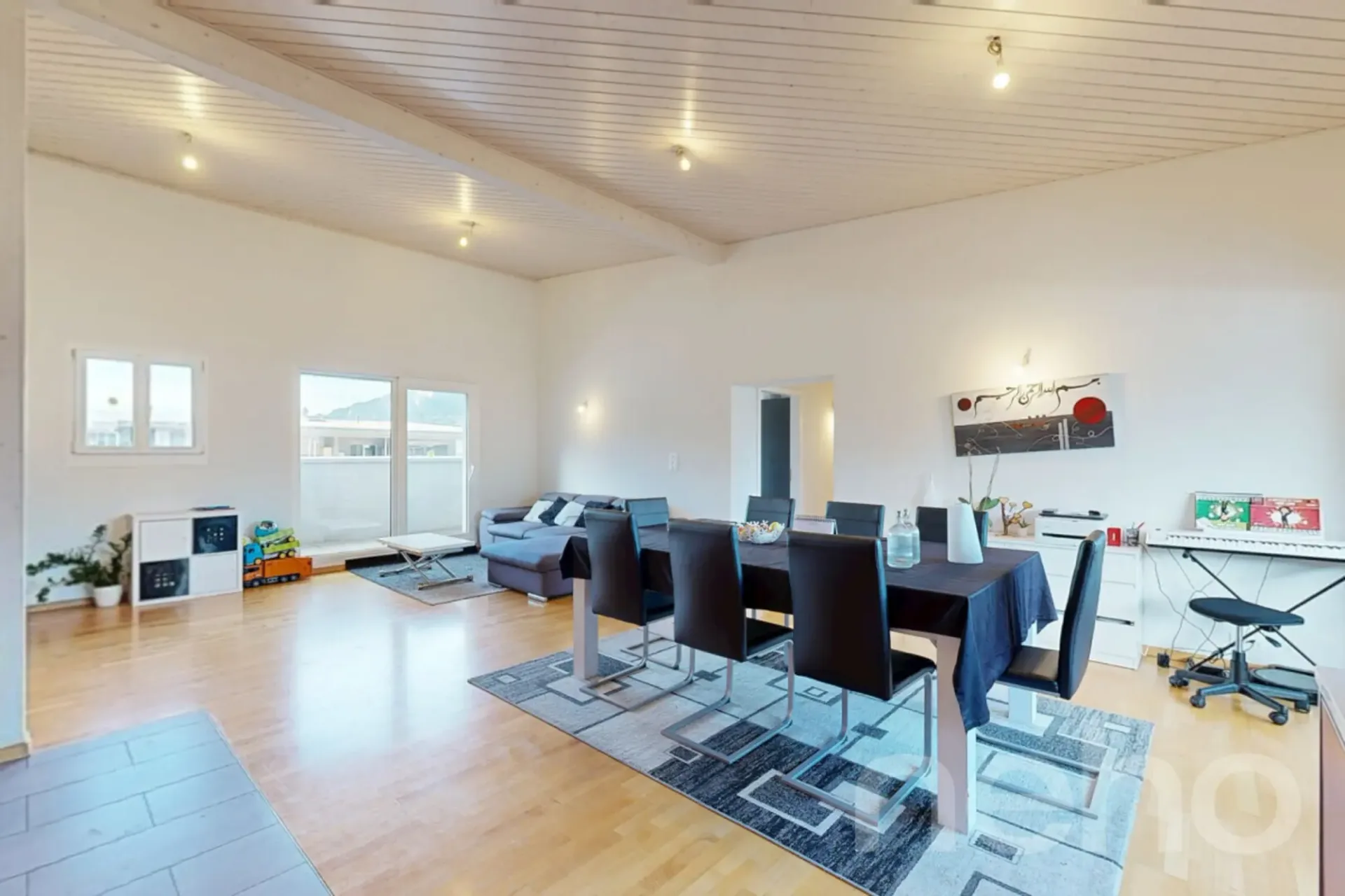 Grand Attique avec terrasse de 60m² et vue sur les montagnes.