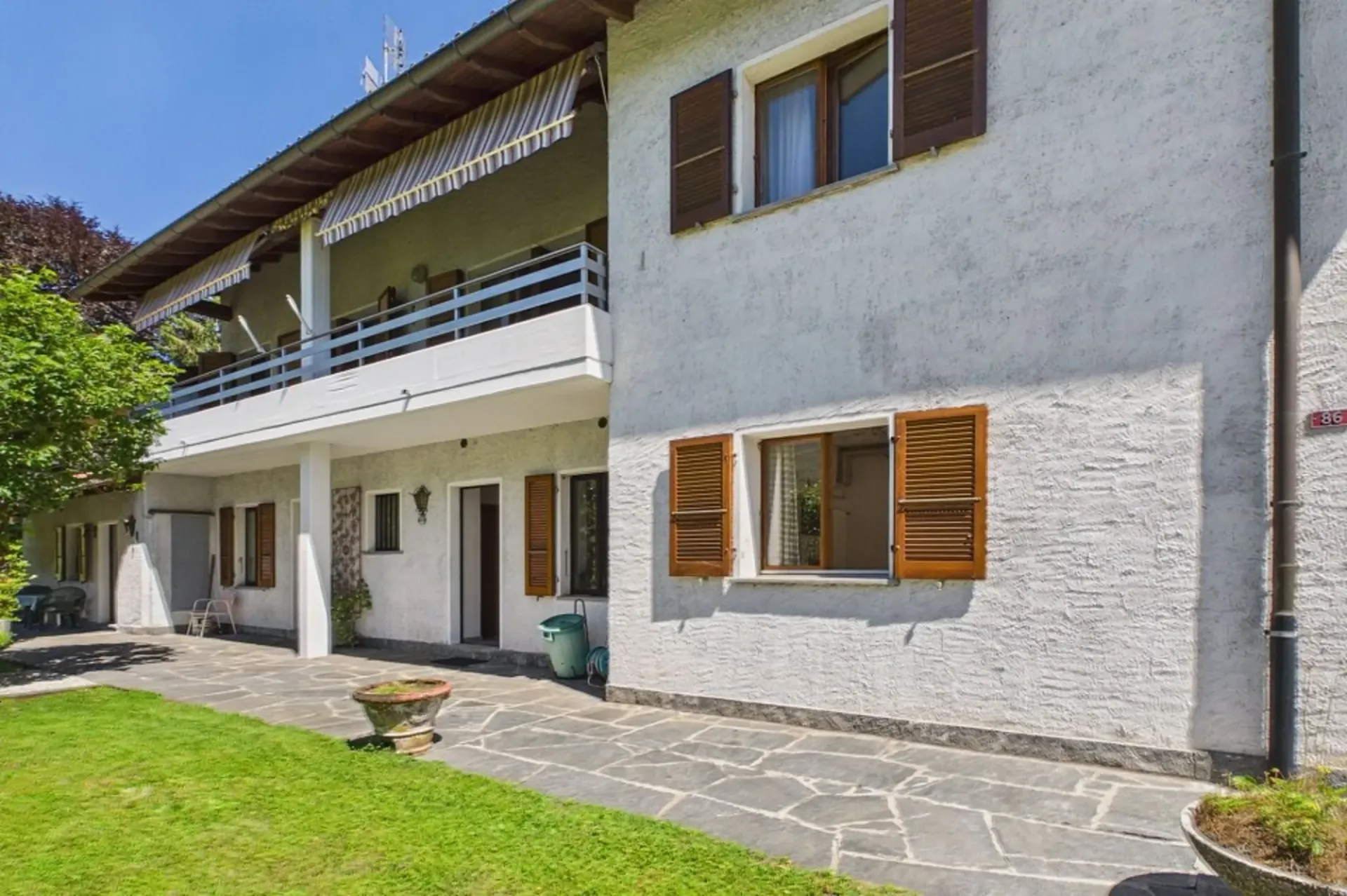 Casa unifamiliare con grottino duplex indipendente e ampio giardino