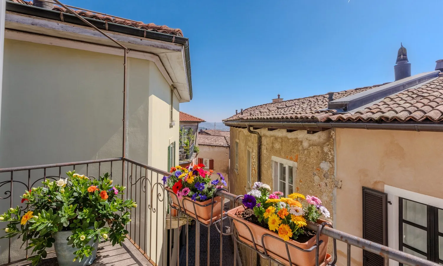 FERIENUNTERKUNFT - HISTORISCHES HAUS MIT TERRASSE IN BESAZIO