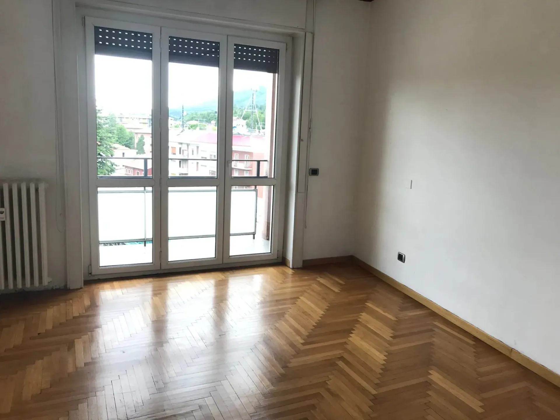 Luminoso appartamento di 3.5 locali con balcone a Varese – Disponibile subito