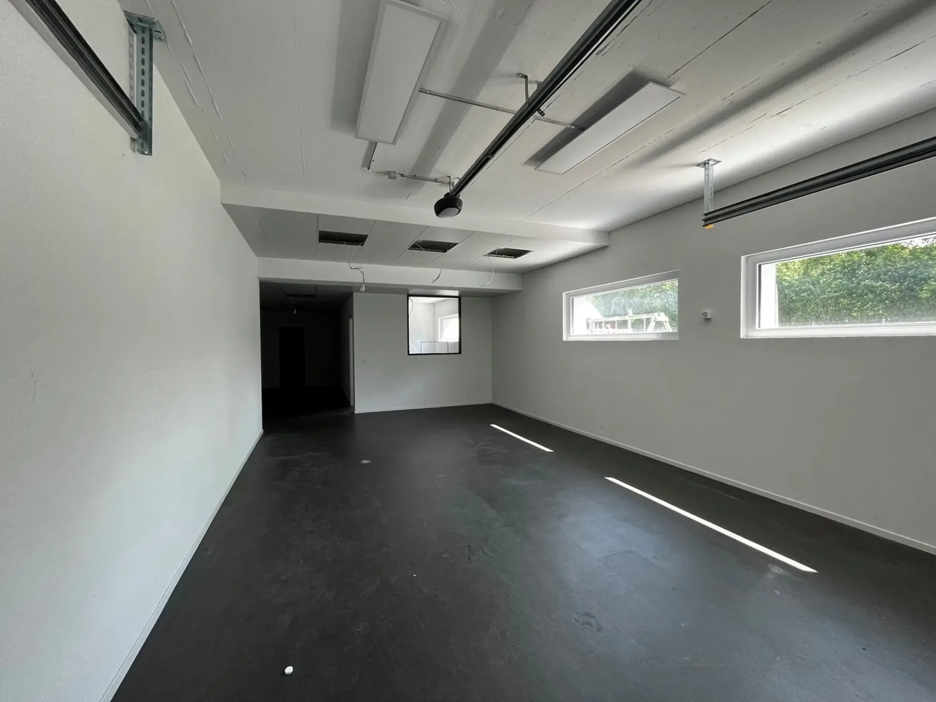 Deposit - 120 m2 storage space for rent in Belfaux!