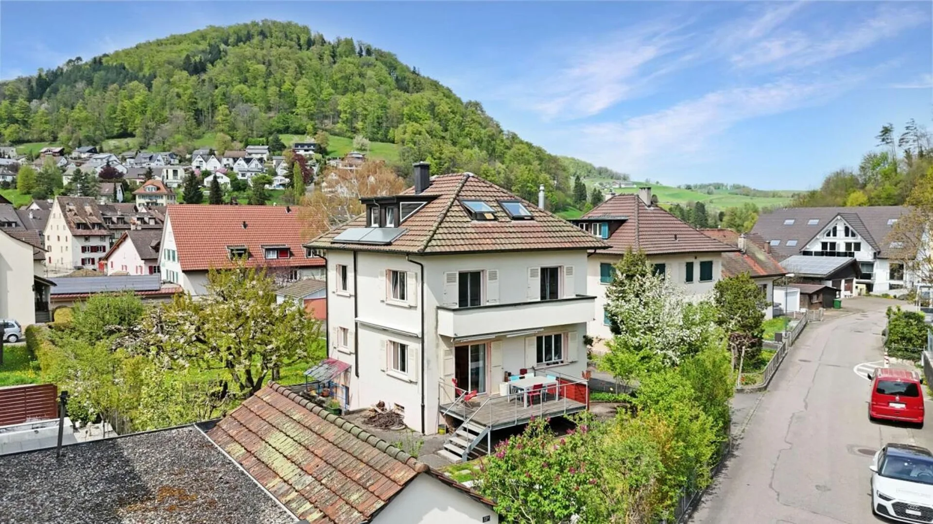 erschwingliches Einfamilienhaus mit grosszügigem Raumangebot und Garage