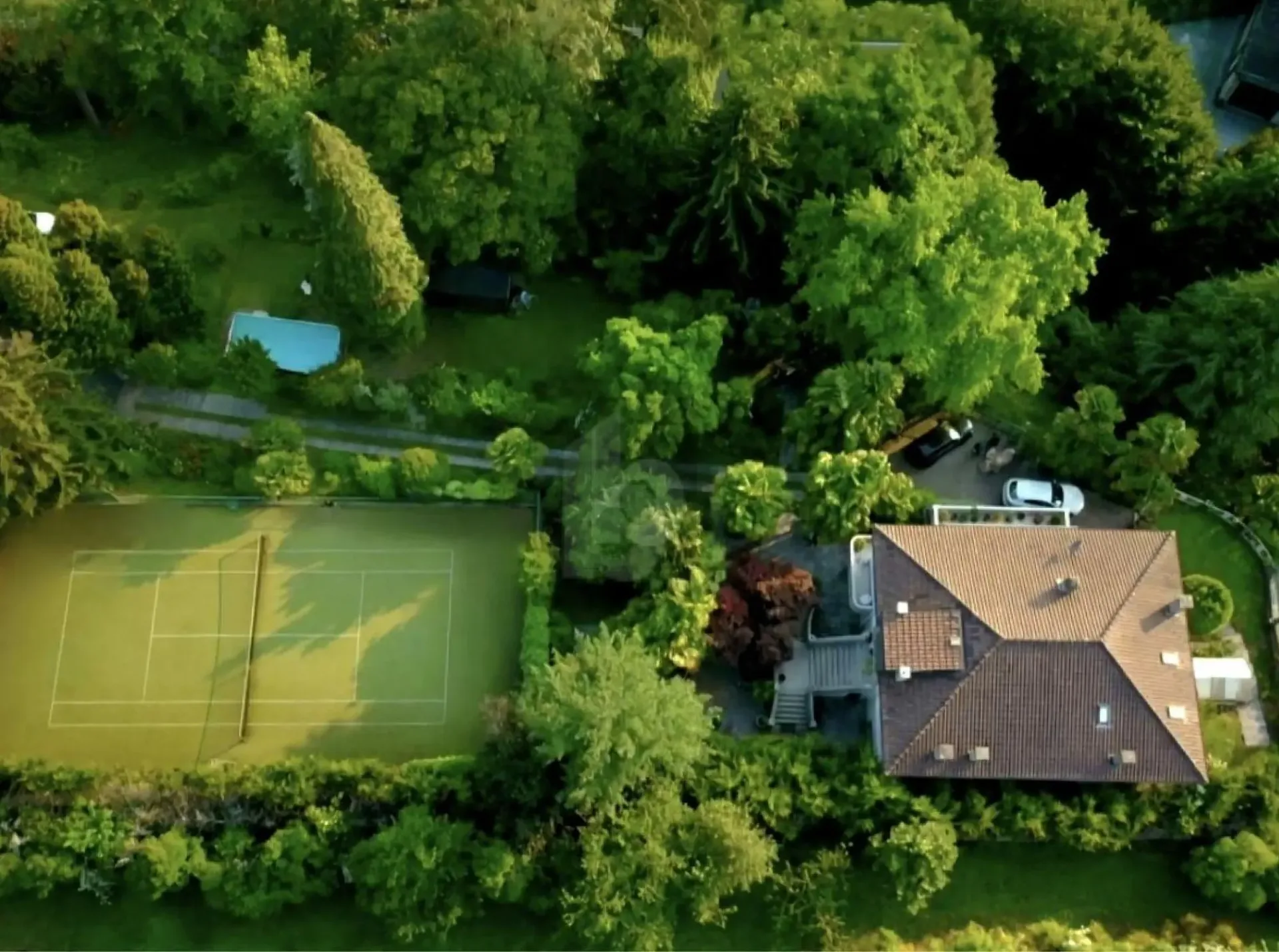 Mit Park und Tennisplatz privat