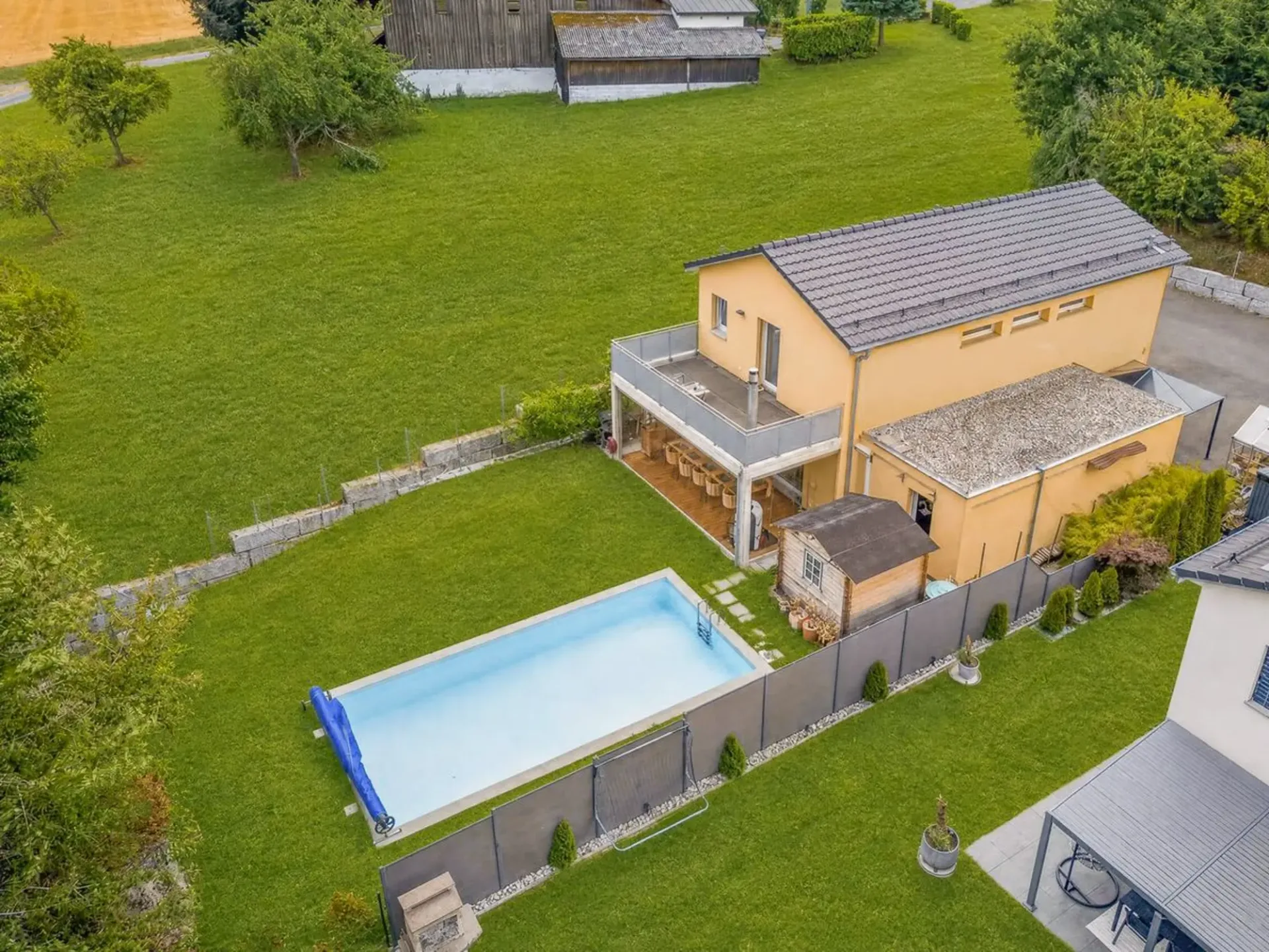 Villenartiges Einfamilienhaus mit beheiztem Pool und freier Sicht