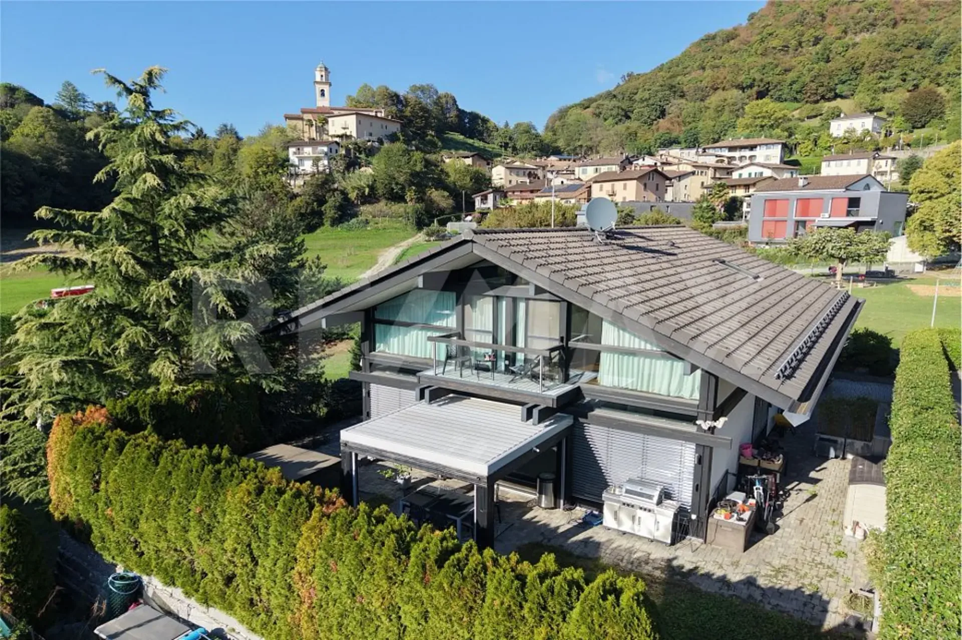 Villa esclusiva immersa nel verde con area wellness a Carabbia