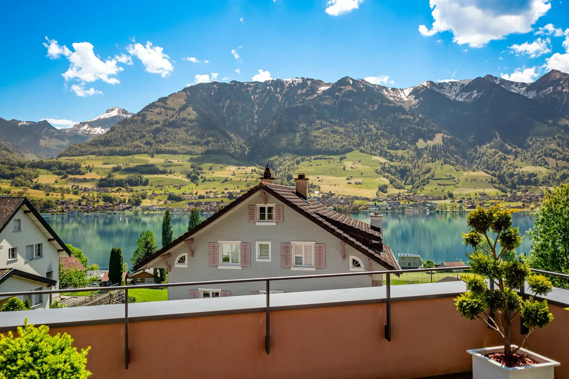 Moderne Wohnung mit Seeblick