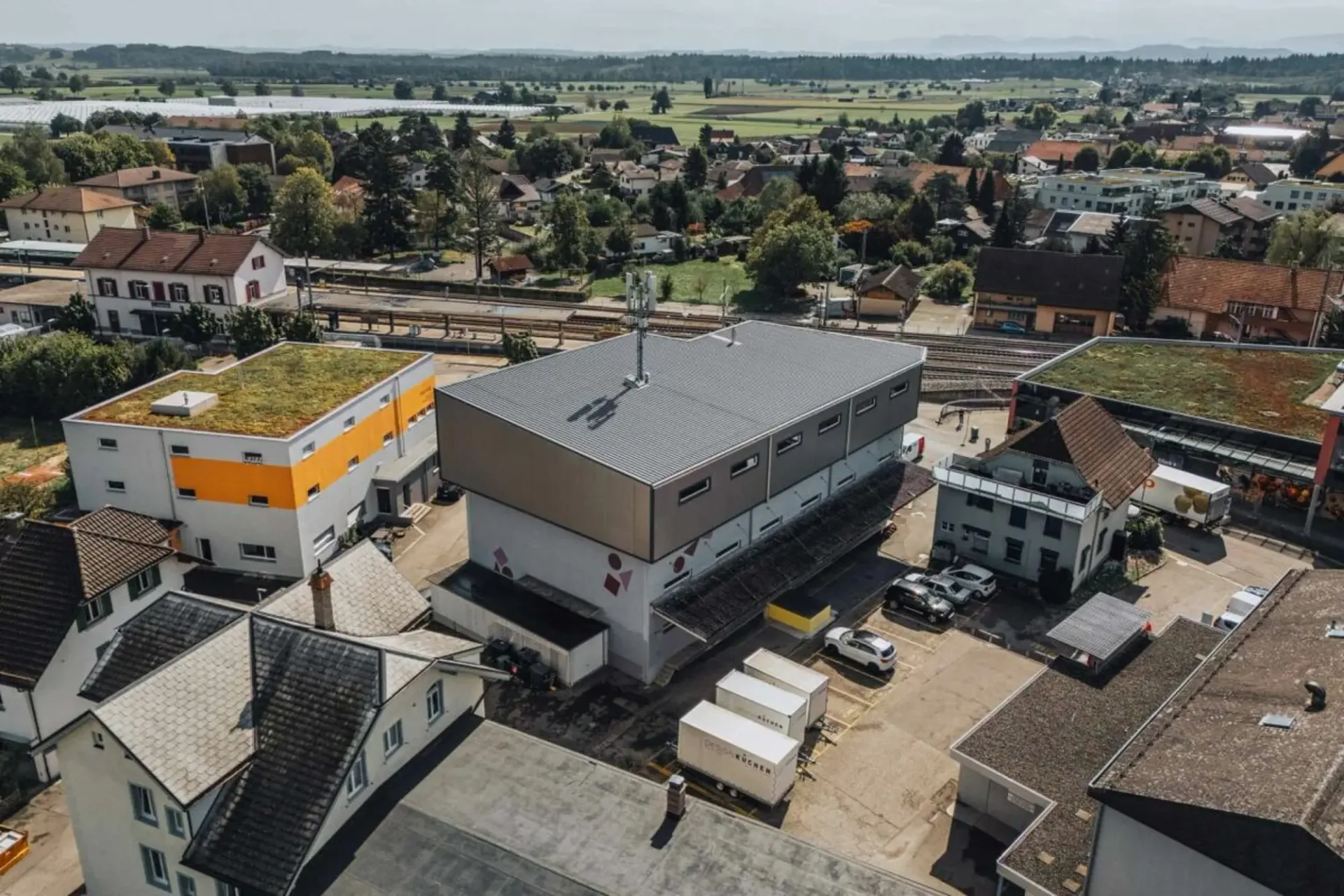 Vielseitige Gewerbeliegenschaft mit drei Wohnungen und guter Verkehrsanbindung