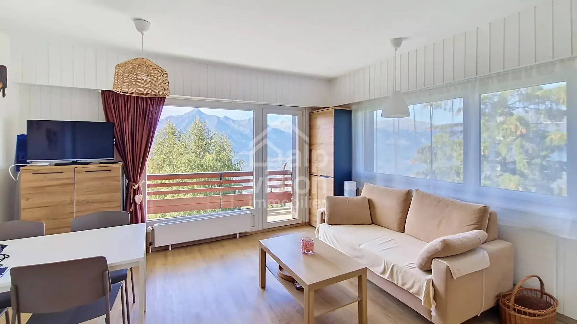 2,5 Zimmer mit Panoramablick im Herzen der Station, 4 Täler