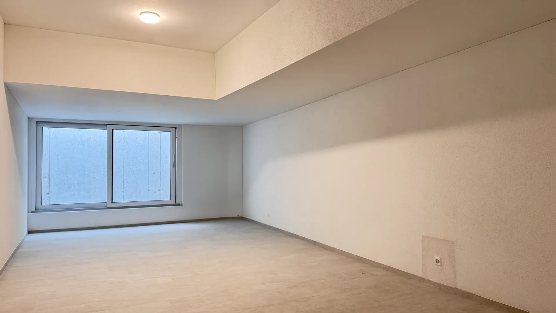 Espace hobby moderne dans le sous-sol avec espace extérieur privé à Dättwil