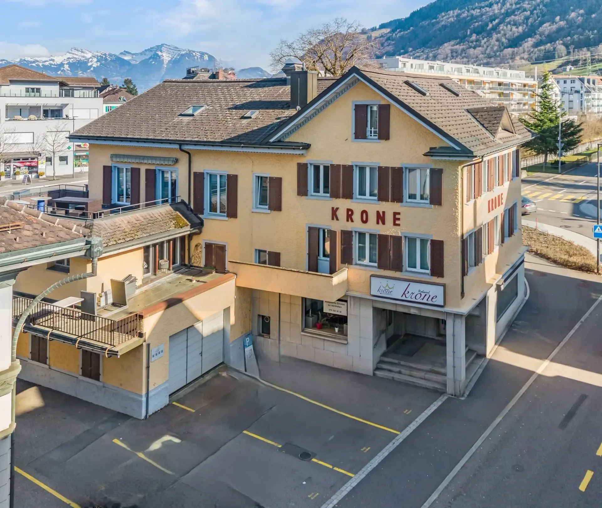 Etablissement gastronomique spacieux avec terrasse, salle d'événements et chambres d'hôtes