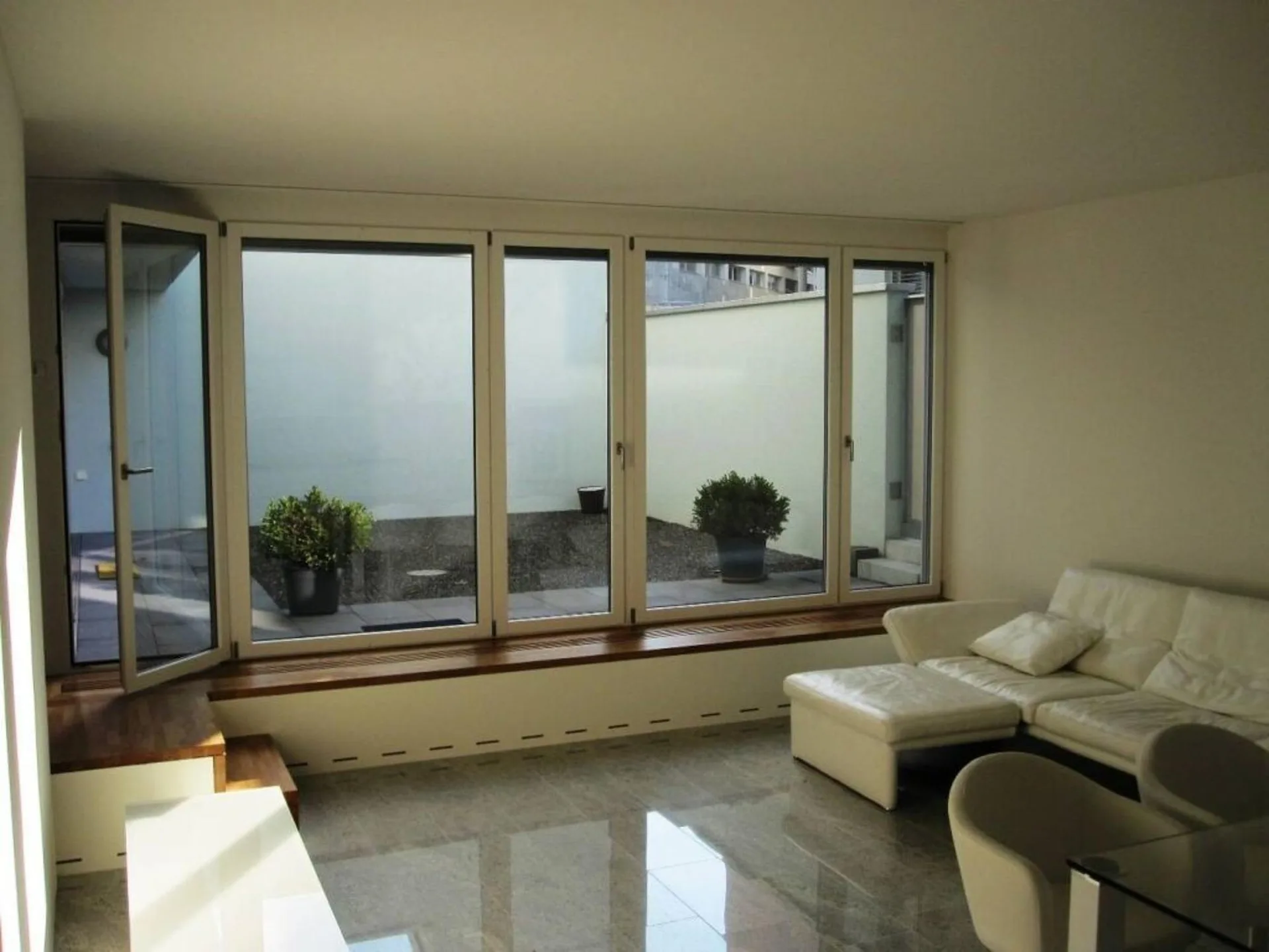 Moderne 3.5-Zimmerwohnung mit privatem Innenhof und Top-Ausstattung im Zelgweg