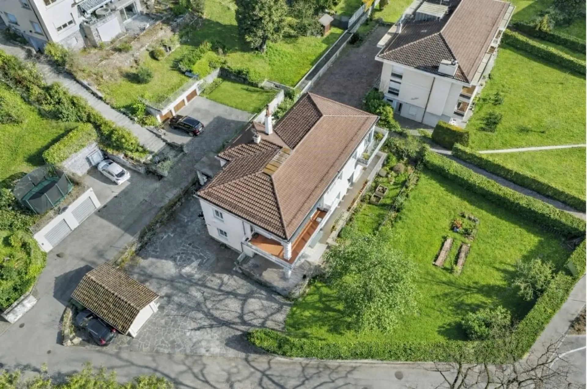 In einem Einfamilienhaus, 4 1/2 Zimmer mit Terrasse und privatem Garten