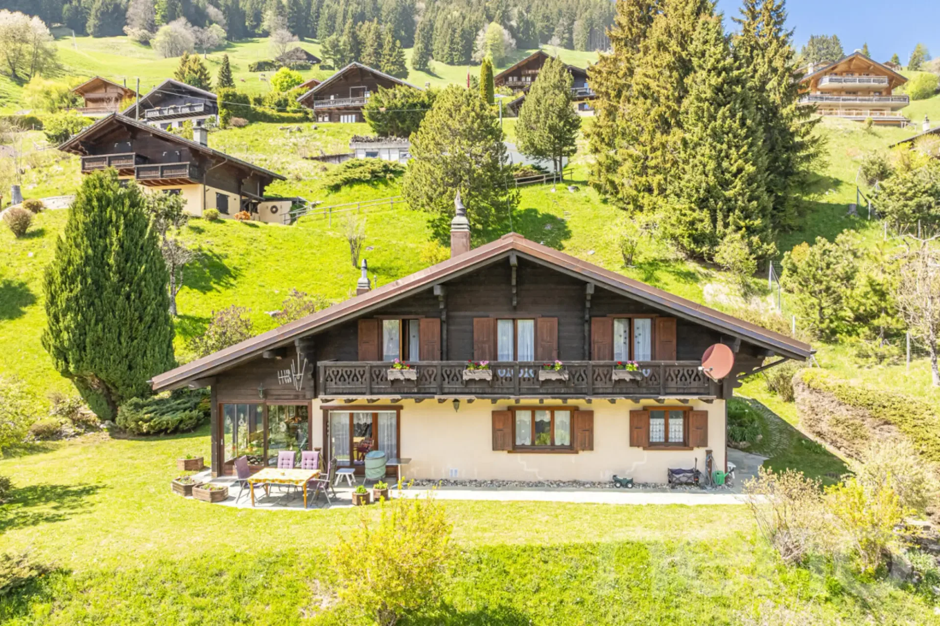 Exclusive: Large three-bedroom chalet with 2 garages