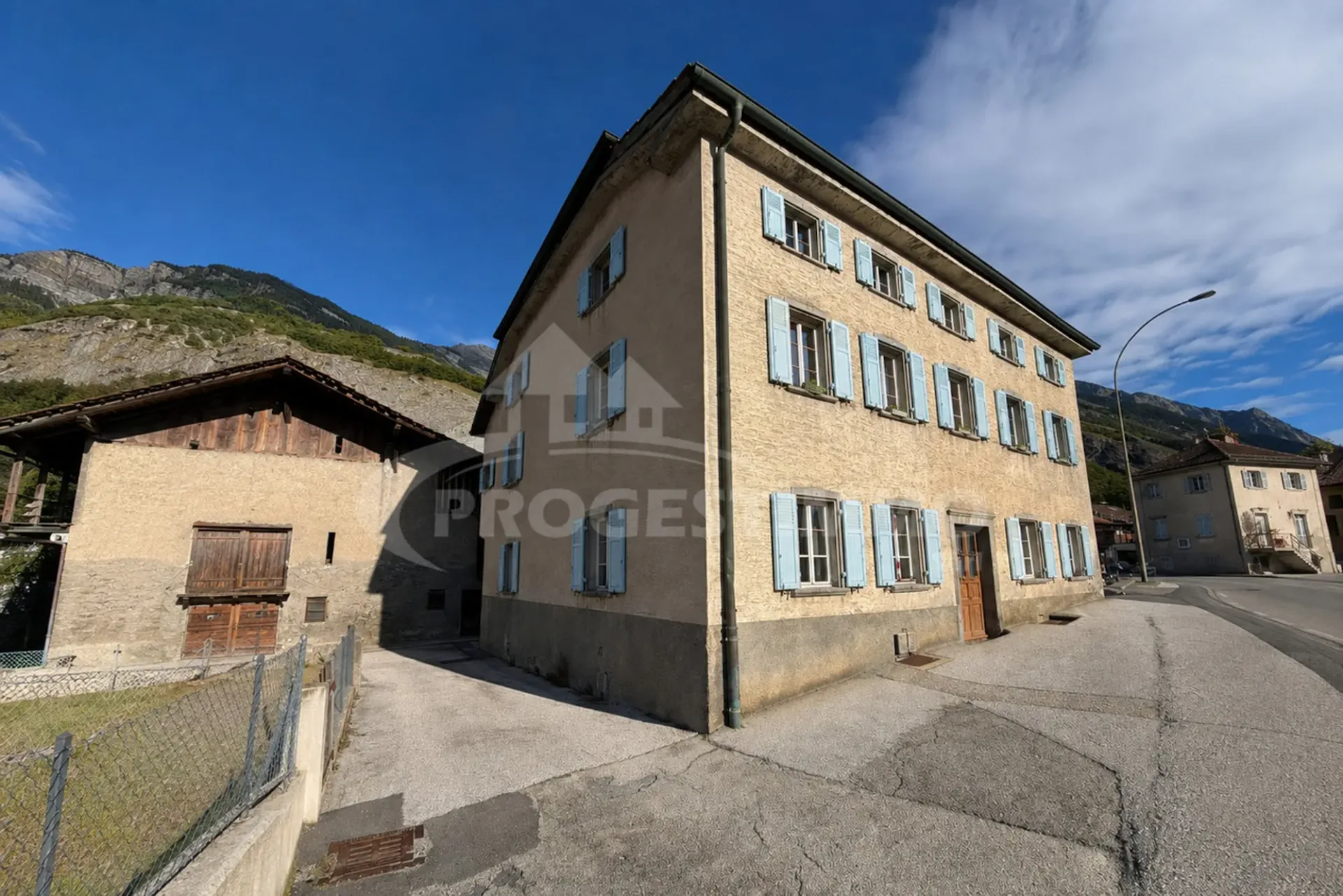 Häusliches Dorfhaus mit zwei Wohnungen