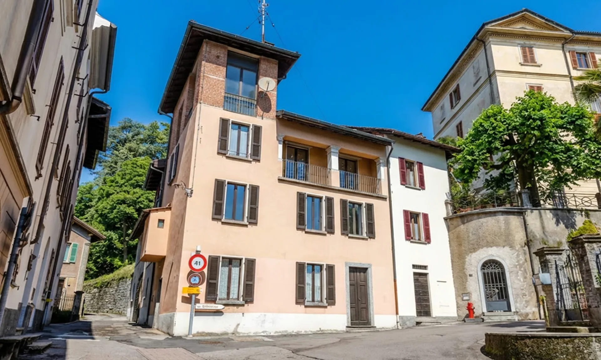 AMPIA CASA STORICA DI 8.5 LOCALI DA RINNOVARE A CASTELROTTO