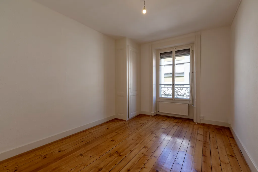 In the heart of the Pâquis neighborhood, close to the lake and the train station