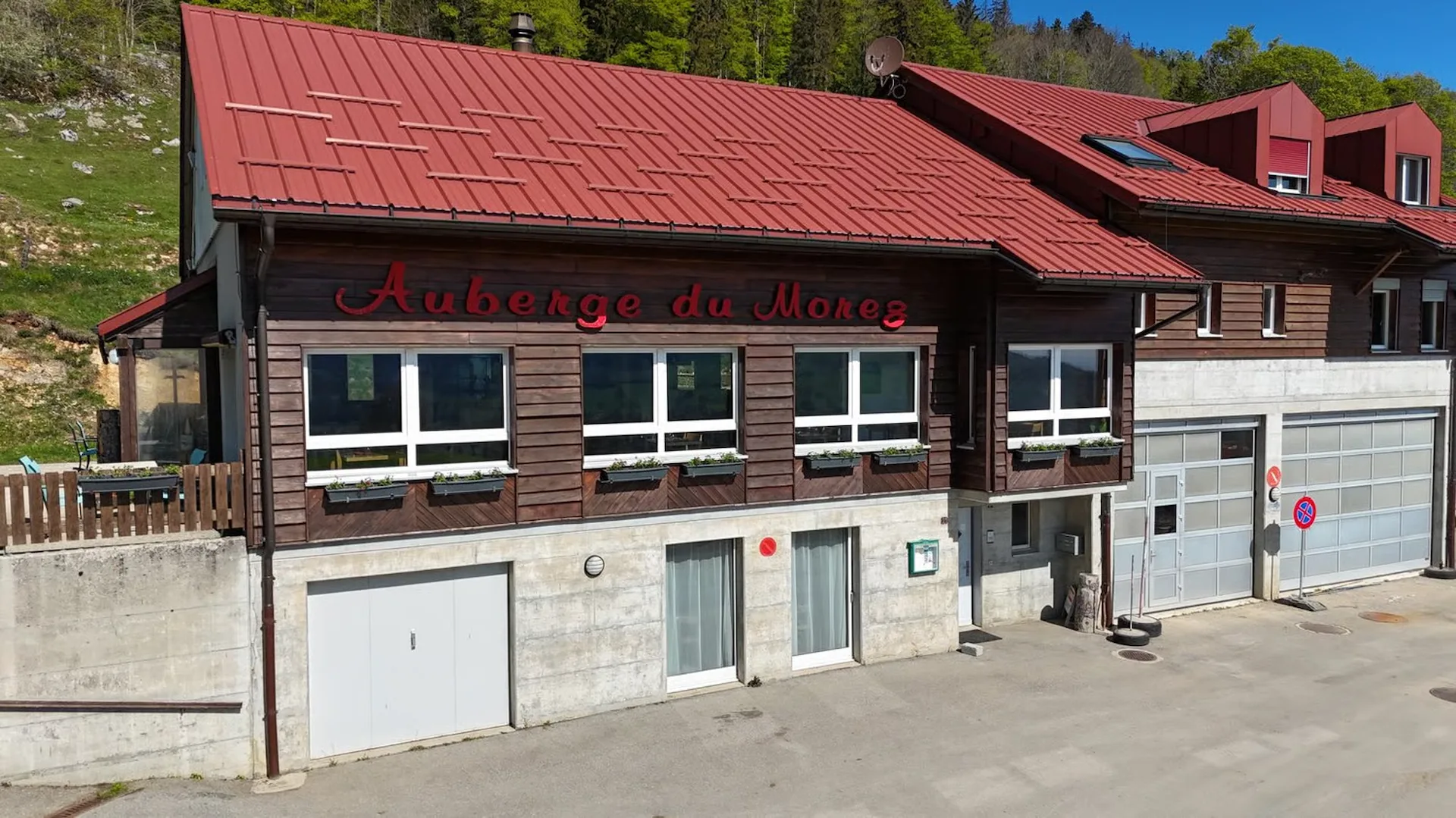 Gebäude mit Restaurant und Wohnungen – Touristische Lage in Vaulion