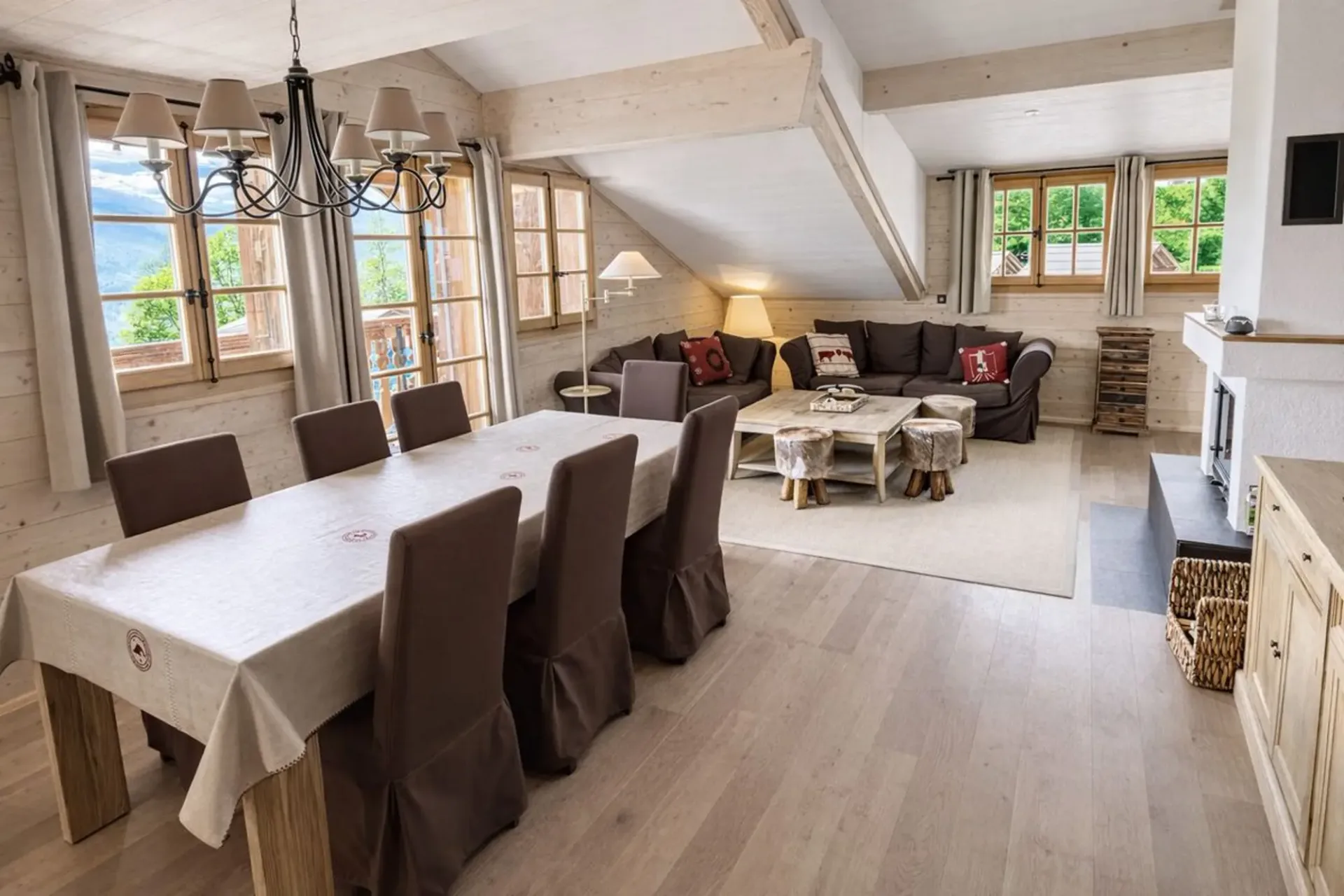 Magnifique Appartement in Duplex mit 6.5 Zimmern, SPA und Pool
