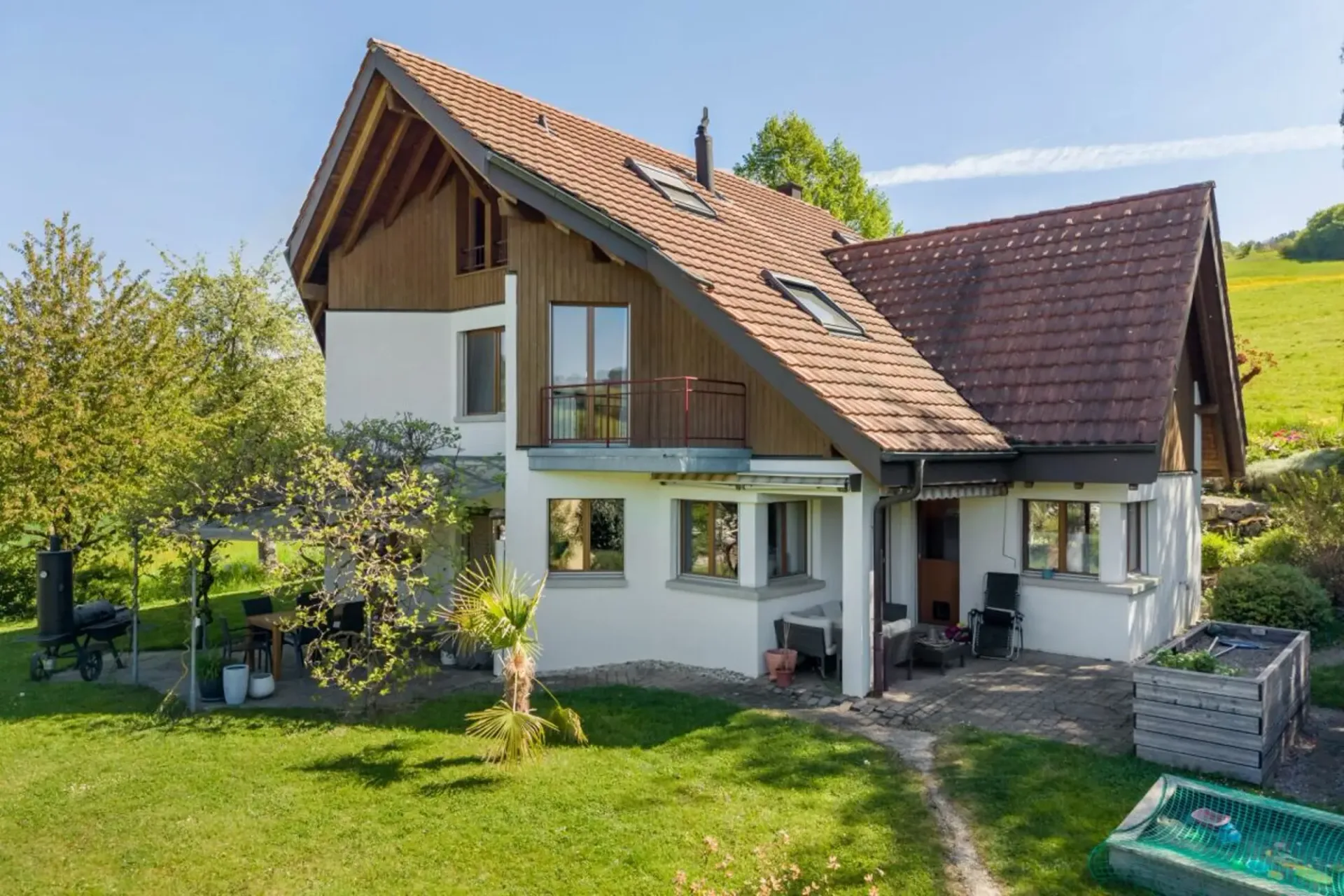 Maison individuelle de 6,5 pièces située à la périphérie de l'agglomération, avec beaucoup d'intimité et une vue magnifique sur la vallée de Mettau