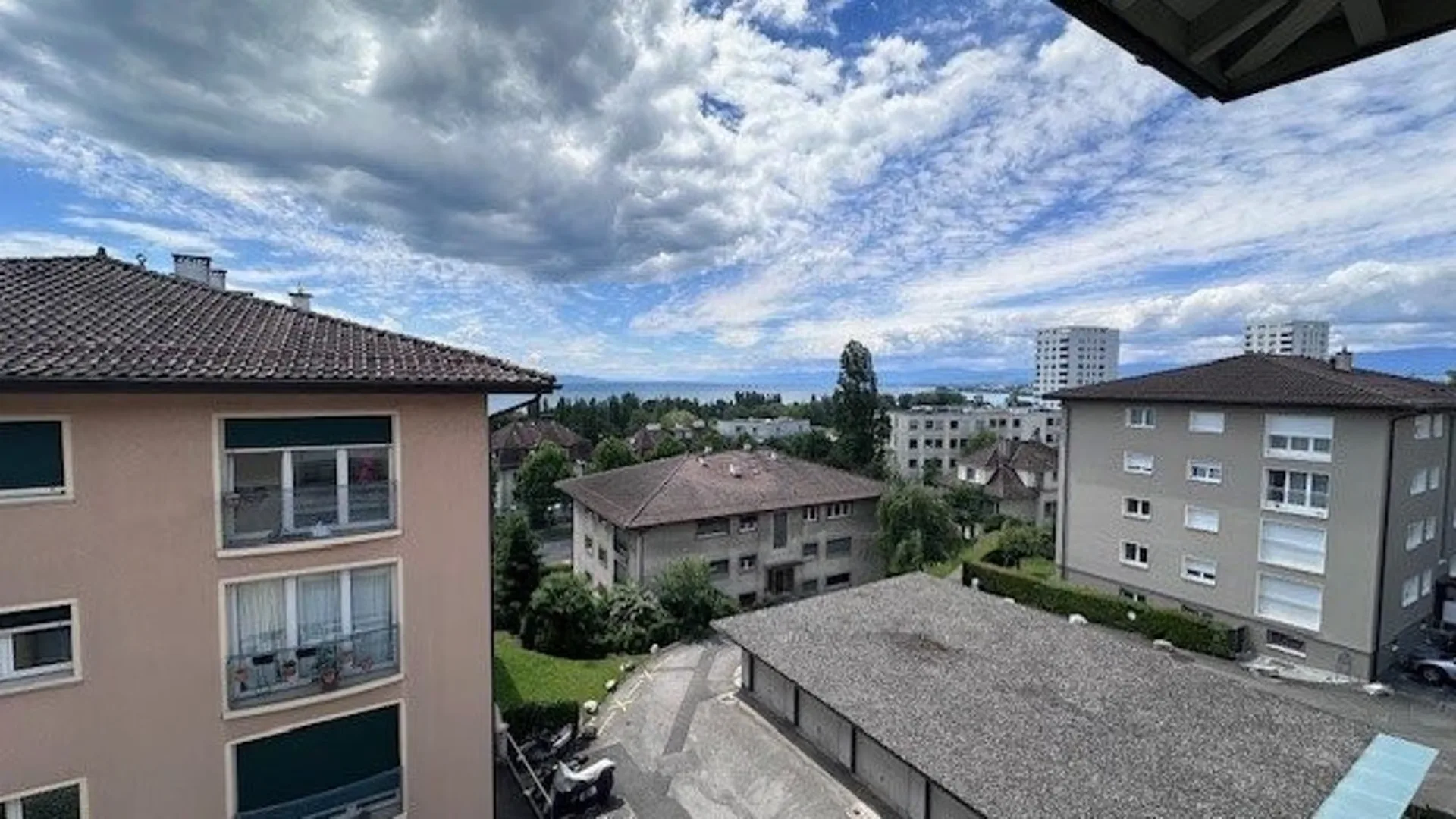 Ruhige Gegend mit Seeblick