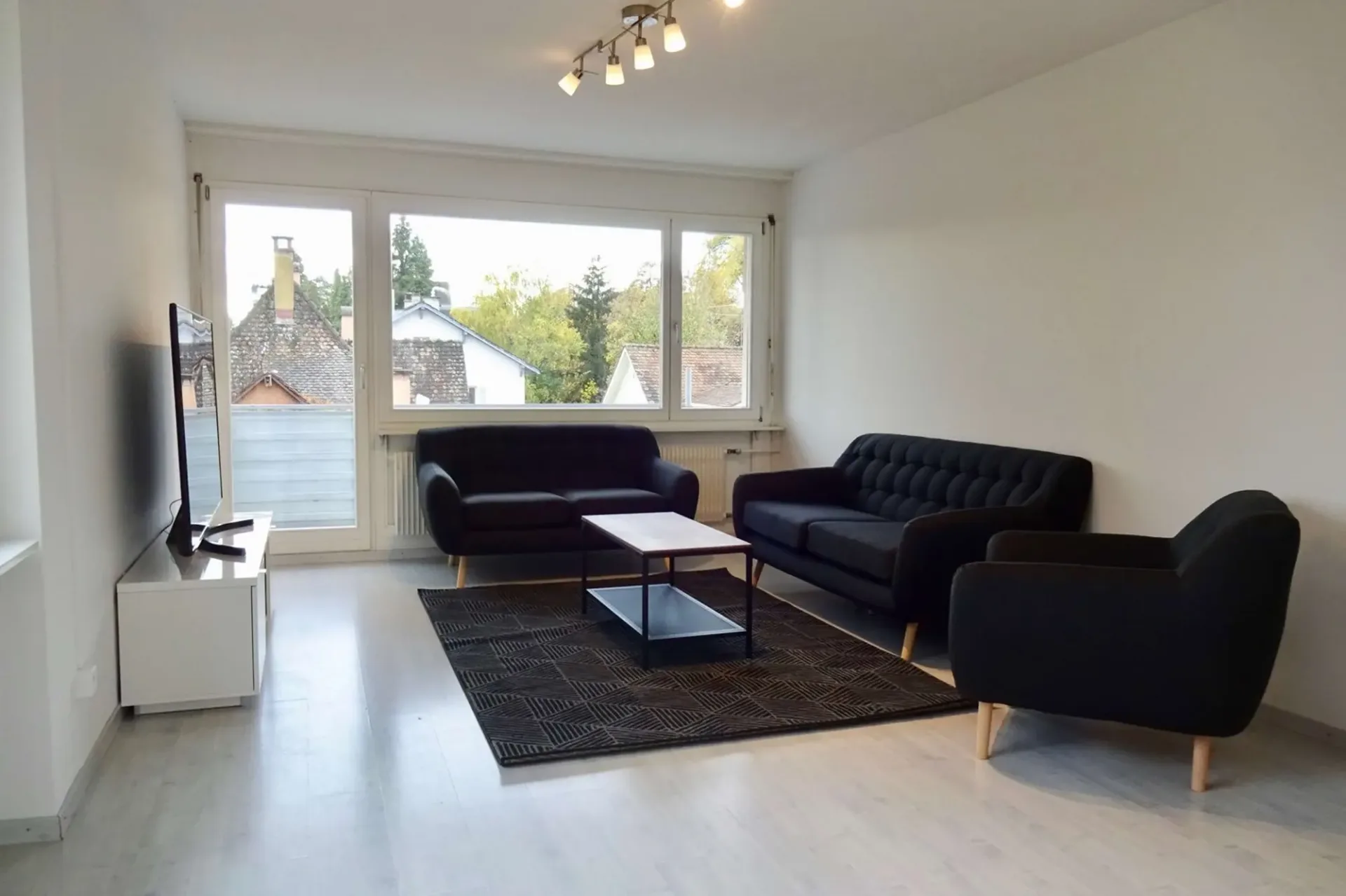 Möbliertes Zimmer in 4er WG mit grossem Wohnzimmer & Balkon