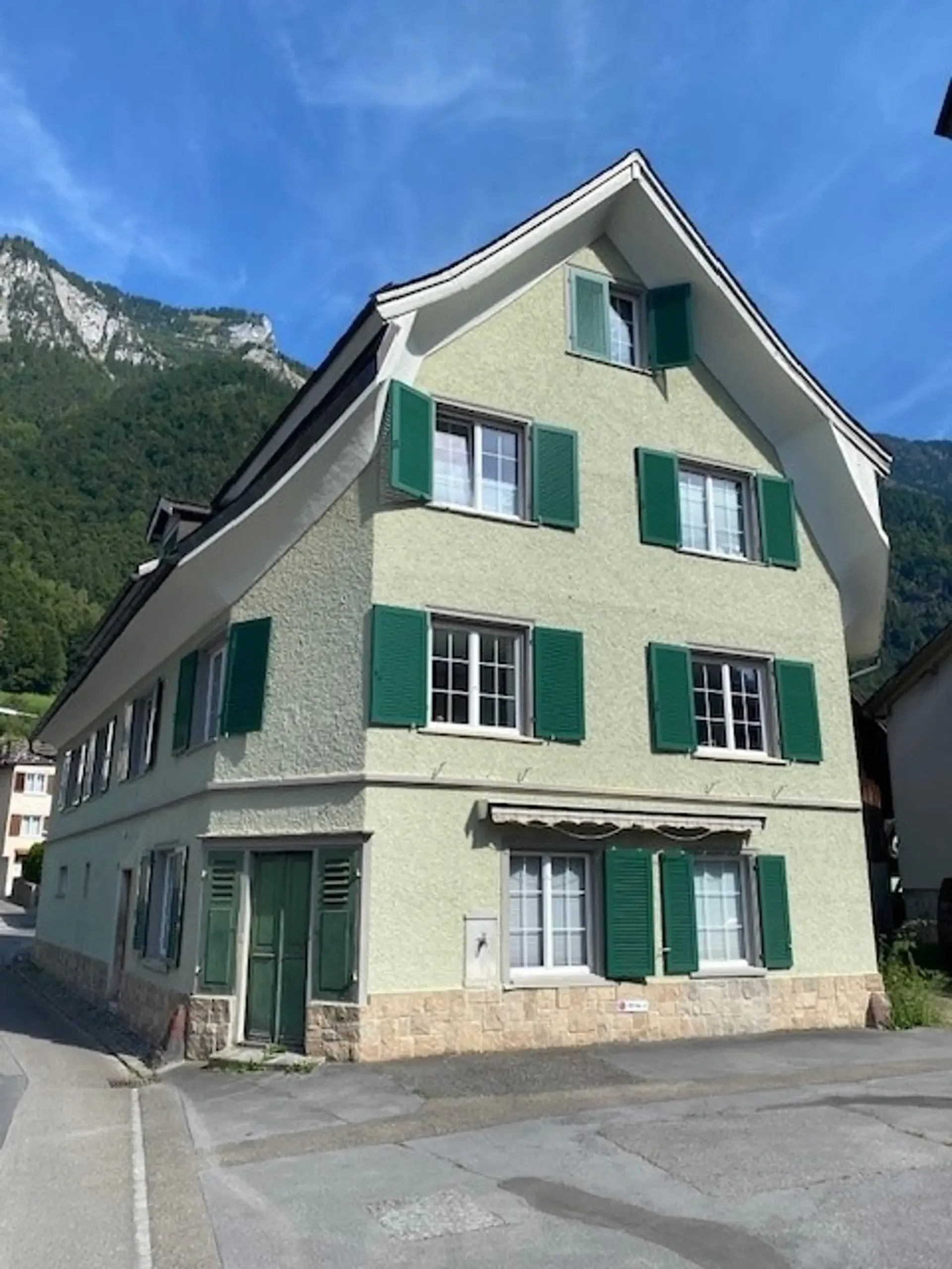 Charmante 3.5-Zimmer-Wohnung mit Balkon und Bergblick in Ennenda