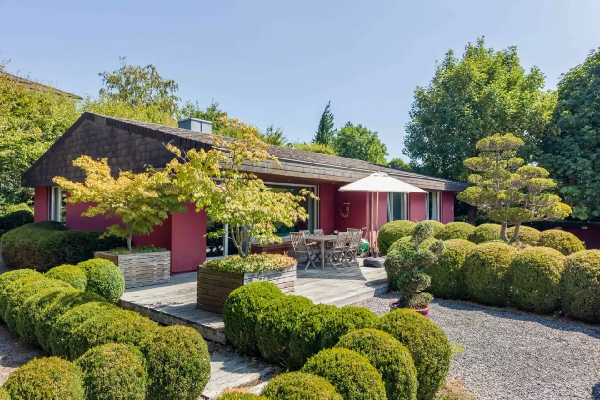 Einfamilienhaus-Bungalow mit exklusiver Gartenanlage und Gewerberaum mit separaten Aussenzugang!