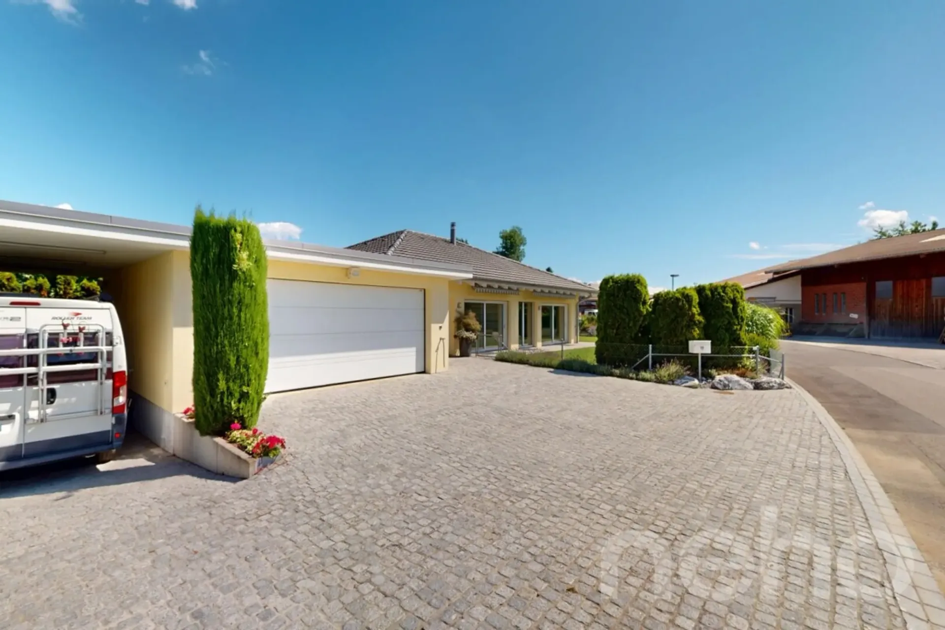 Elegantes Einfamilienhaus mit Garten und Carport für Wohnmobil