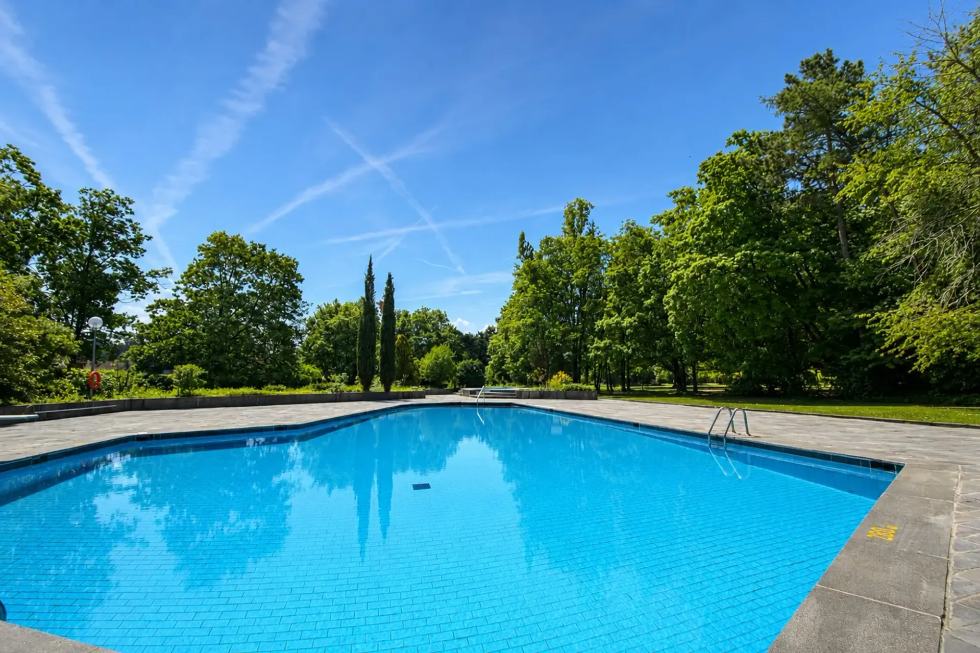 RARE: unique 4.5 room apartment in a private residence/spacieux 4.5 pièces dans une résidence privée