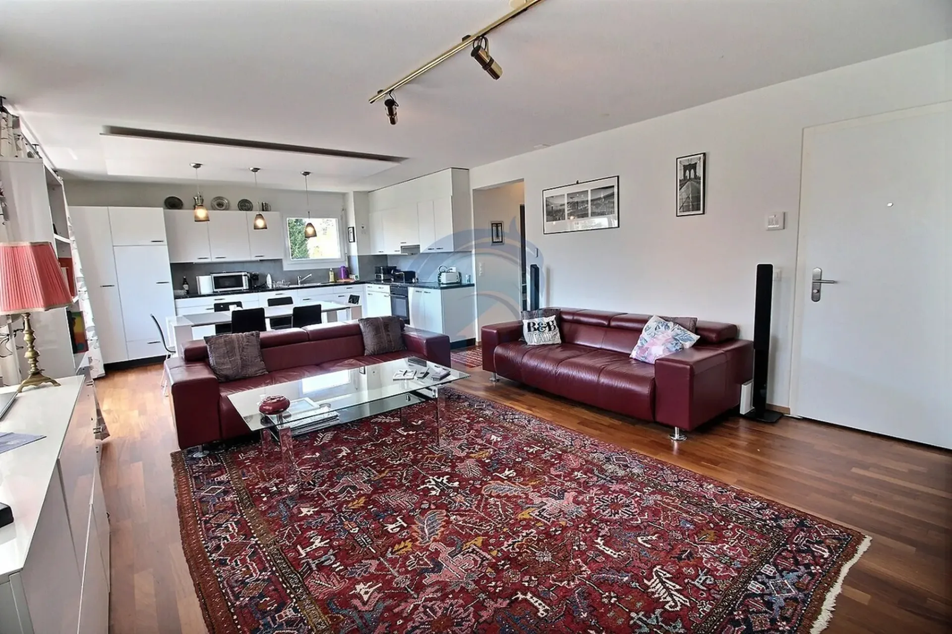 Schönes 3-Zimmer-Eckapartment mit Balkon in der Nähe des Sees
