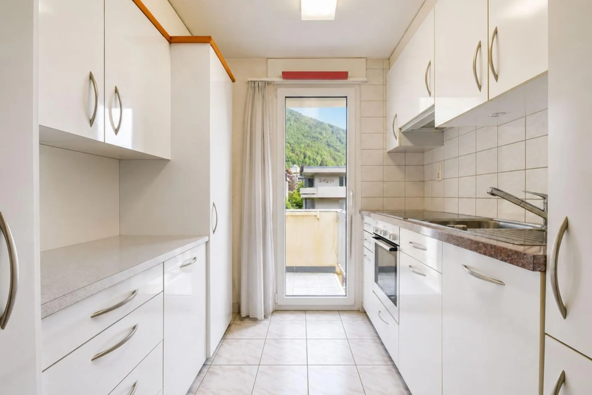 Helles Dachgeschoss mit Balkon und grüner Aussicht